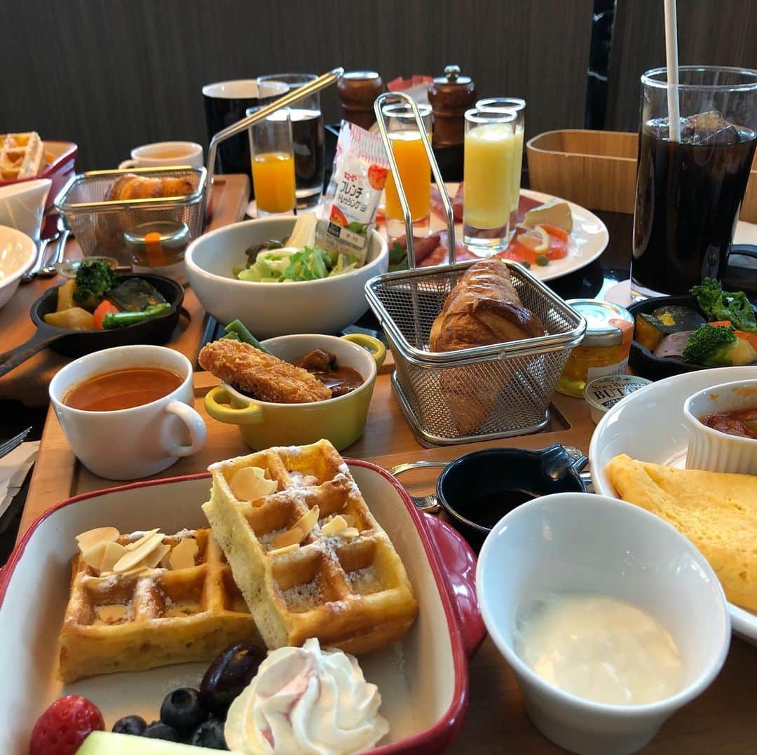 太田雄貴のインスタグラム：「盛りだくさん🍓  #マリオットホテル」