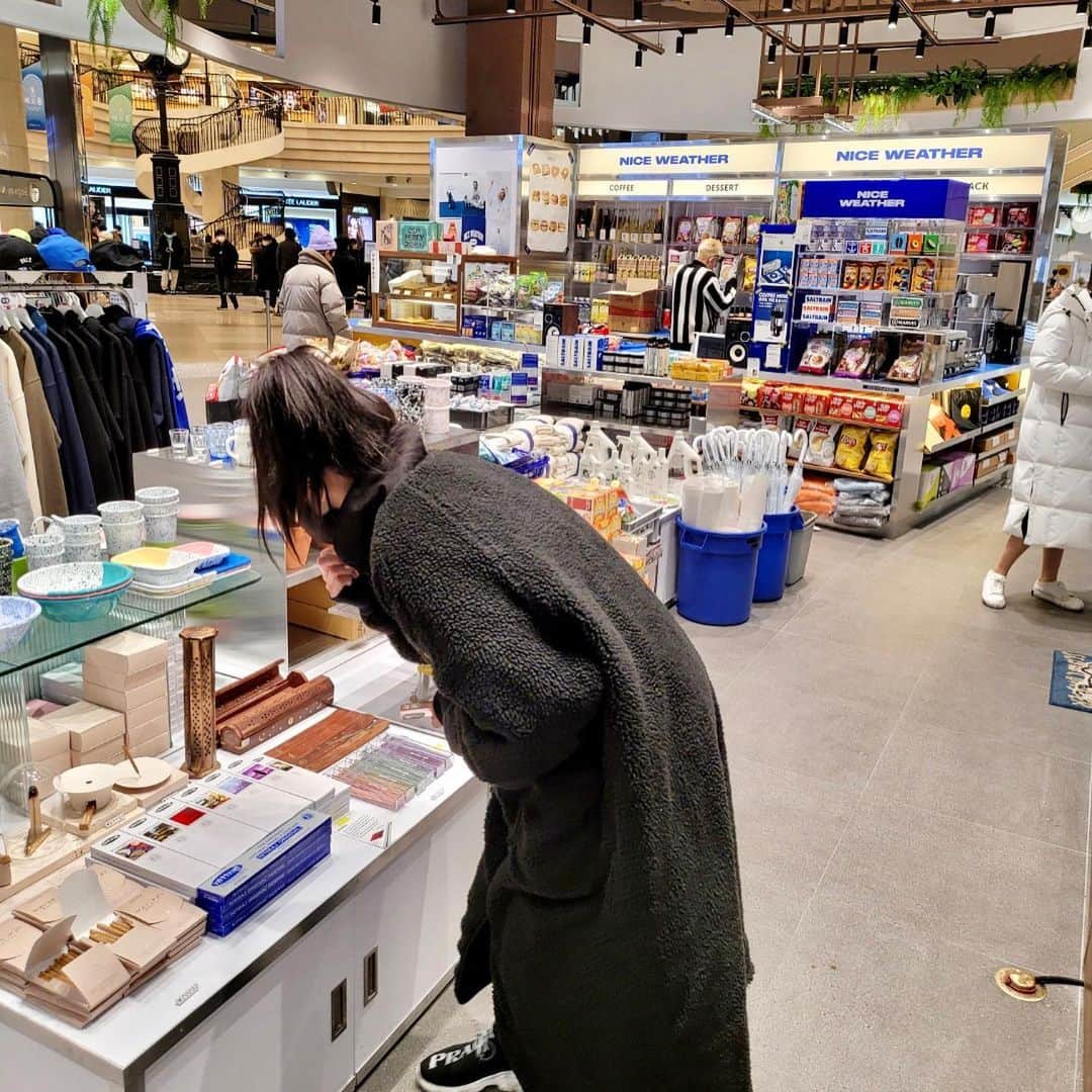 チン・イェソルのインスタグラム：「잠깐 나왔는데 🐾🛒🎶🎵」
