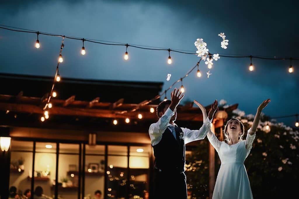 ハワイ挙式のCheersWedding チアーズウェディングのインスタグラム：「『おふたりが大切にしたいことを大切に』﻿ ﻿ 教会を決める前に、ホテルを選ぶ前に、わたしたちに教えてください。﻿ ﻿ 「おふたりはどんなウエディングをされたいのですか？」﻿ 「誰のために結婚式をするのでしょう？」﻿ 「ハワイでどんな時間を過ごされたいのですか？」﻿ ﻿ すべてはそこから始まります。﻿ ﻿ ご両親に感謝の想いを伝えたい、ゲストもリラックスして過ごせる﻿ ウエディングにしたい、時間を気にせず楽しみたい・・・。﻿ ﻿ チアーズウェディングは、おふたりが大切にしたいことを大切に、﻿ ハワイの魅力を知り尽くしたプランナーが、﻿ ハワイだからこそ叶う特別なウエディングをプロデュースいたします。﻿ ﻿ ***********************﻿ ﻿ 【Cheers Weddingのウェディング】﻿ ﻿ ✔︎会場は邸宅・教会・ホテルなど20カ所以上﻿ ﻿ ✔︎選べるドレスショップは7社以上 (人気のプロのビアスやオーセンティックを含む)﻿ ﻿ ✔︎挙式当日は専属コーディネーターがフルアテンド﻿ ﻿ ✔︎日本人ヘアメイクアーティストによるヘアメイク﻿ ﻿ ✔︎現地での入念なリハーサルメイク﻿ ﻿ ✔︎経験豊富で多彩なカメラマン﻿ ﻿ ✔︎プランナーは現地在住経験・現地アテンド経験有り﻿ ﻿ ✔︎日本とハワイにサロンを完備しスタッフがフルサポート﻿ ﻿ ※ チアーズウェディングが取り扱う会場は、リーガルチェックを行い正しいやり方でご案内しています。﻿ ﻿ ***********************﻿ ﻿ 【HP】﻿ https://www.cheerswedding.jp﻿ ﻿ ☎︎0120-128-828﻿ 平日11:00〜19:00／土日祝10:00〜19:00﻿ ﻿ ***********************﻿ ﻿ ◆ウェディングパーク海外﻿ チアーズウェディングで検索！﻿ https://foreign.weddingpark.net/agentlist/100063/﻿ ﻿ ◆ウェディングフォトはこちら﻿ @cheers_photowedding ﻿ ﻿ #チアーズウエディング﻿ #ハワイウェディング ﻿ #海外ウェディング﻿ #リゾートウェディング﻿ #リゾ婚﻿ #海外挙式﻿ #ハワイ挙式﻿ #ハワイ婚﻿ #新婚旅行﻿ #ハワイ旅行﻿ #cheerswedding﻿ #hawaiiwedding﻿ #ハワイハネムーン﻿ #ハワイウェディング迷子﻿ #ハワイウェディングプロデュース﻿ #日本中のプレ花嫁さんと繋がりたい﻿ #プレ花嫁﻿ #ハワイ結婚式﻿ #花嫁準備﻿ #式場迷子﻿ #2021秋婚﻿ #2021wedding﻿ #家族挙式﻿ #花嫁応援 ﻿ #ハワイ花嫁﻿﻿﻿ #おしゃれ花嫁﻿ #大人花嫁﻿ #hawaiiwedding #ガーデンウェディング #邸宅ウェディング」