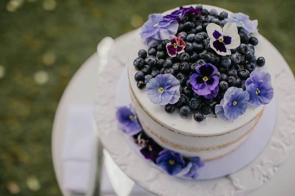 ハワイ挙式のCheersWedding チアーズウェディングのインスタグラム：「ハワイウェディングなら @cheers_wedding﻿ ﻿ 「こだわりのハワイウェディングを一からじっくり創りあげたい方へ」﻿ ﻿ お二人のご希望のウェディングイメージ、ご予算に合わせて、﻿ 会場選び、装飾、セレモニー内容、進行、お食事、﻿ さらにはハワイでのご滞在までをトータルプロデュースすることも可能です。﻿ ﻿ ご紹介する会場、アイテムはこれまで数多くのラグジュアリーウェディングを﻿ 国内外で手掛けてきたプランナーが厳選したこだわりのものばかり。﻿ ﻿ お打合せのお時間を重ね、とことんこだわった誰よりも素敵なお二人だけのウェディングストーリーを一緒に創りあげます。﻿ ﻿ 〈問合せ〉﻿ HPの問合せフォーム又はお電話、Instagramダイレクトメールよりお問合せください。﻿ https://www.cheerswedding.jp﻿ ☎︎0120-128-828﻿ 平日11:00〜19:00／土日祝10:00〜19:00﻿ ※水曜・木曜定休日﻿ ﻿ ***********************﻿ ﻿ ◆ウェディングパーク海外﻿ チアーズウェディングで検索！﻿ https://foreign.weddingpark.net/agentlist/100063/﻿ ﻿ ◆ウェディングフォトはこちら﻿ @cheers_photowedding ﻿ ﻿ #チアーズウェディング﻿ #チアーズウエディング﻿ #ハワイウェディング ﻿ #海外ウェディング﻿ #リゾートウェディング﻿ #リゾ婚ハワイ﻿ #リゾート婚﻿ #リゾ婚﻿ #海外挙式﻿ #ハワイ挙式﻿ #ハワイ婚﻿ #ハワイ結婚式﻿ #ハワイ旅行﻿ #cheerswedding﻿ #hawaiiwedding﻿ #ハワイハネムーン﻿ #ハワイウェディング迷子﻿ #ハワイウェディングプロデュース﻿ #プレ花嫁﻿ #令和花嫁﻿ #令和婚﻿ #花嫁準備﻿ #ハワイ花嫁﻿ #おしゃれ花嫁﻿ #おしゃれ花嫁さんと繋がりたい ﻿ #ガーデンウェディング﻿ #ナチュラルウェディング﻿ #ウェディングケーキ﻿ #weddingcake ﻿ #2021wedding」