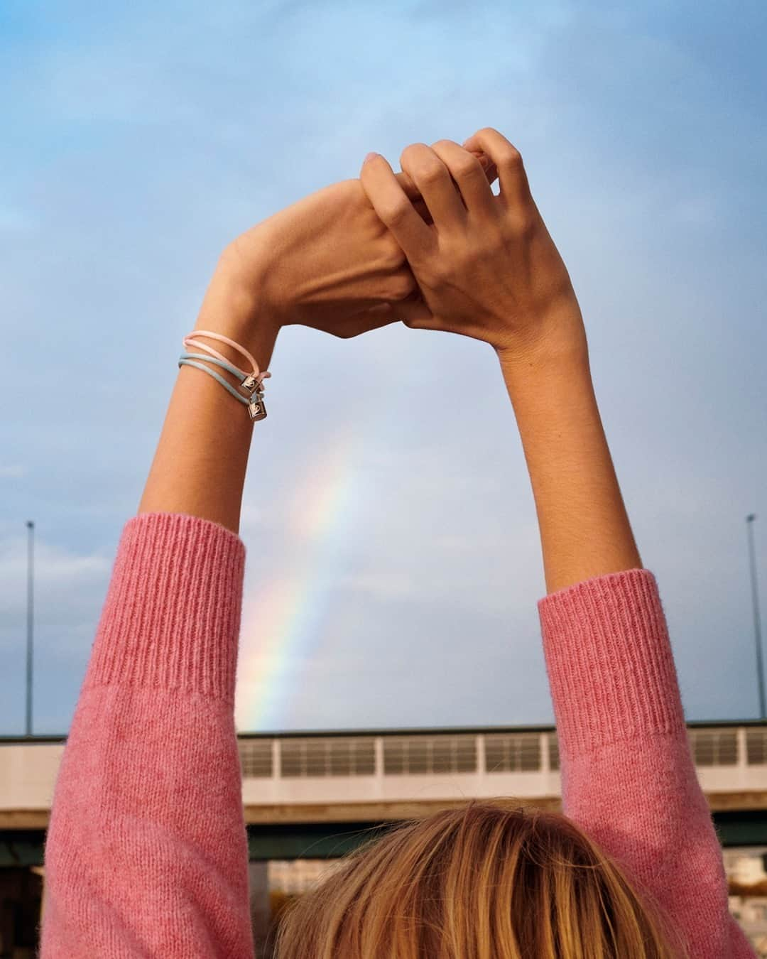 ルイ・ヴィトンさんのインスタグラム写真 - (ルイ・ヴィトンInstagram)「#MAKEAPROMISE in support of a good cause. Incorporating recycled silver and organic cotton cord for the first time, the new #LouisVuitton Silver Lockit bracelet is added in four pastel colors to help children at risk. Learn more about @UNICEF and the #LVforUNICEF partnership via link in bio.   UNICEF does not endorse any company, brand, product or service.」1月30日 19時00分 - louisvuitton