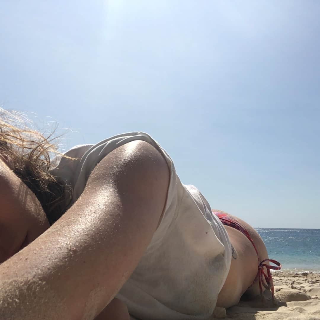 エミリー・スコットのインスタグラム：「🔜 sunny queensland」