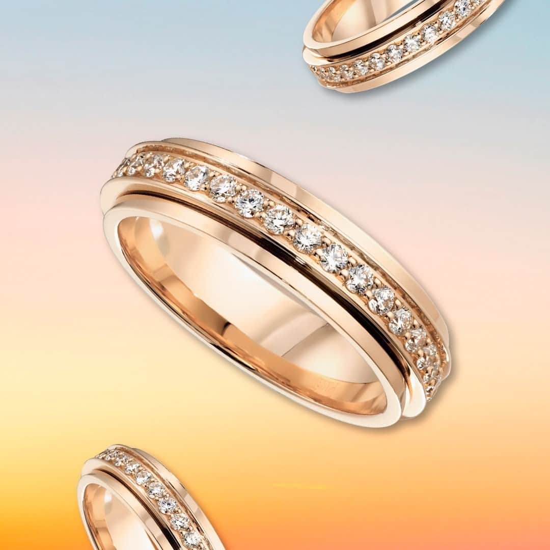 のインスタグラム：「Ring, ring, ring, 𝒓𝒐𝒎𝒂𝒏𝒄𝒆 is calling. Plan ahead with these stunning rose gold rings and their turning diamond-set band. With each 𝒕𝒖𝒓𝒏, your loved one will think of 𝒚𝒐𝒖. - #Piaget #PiagetInLove #WeddingRing #ValentinesDay2021 #ExtraordinaryLove #PiagetValentinesDay」