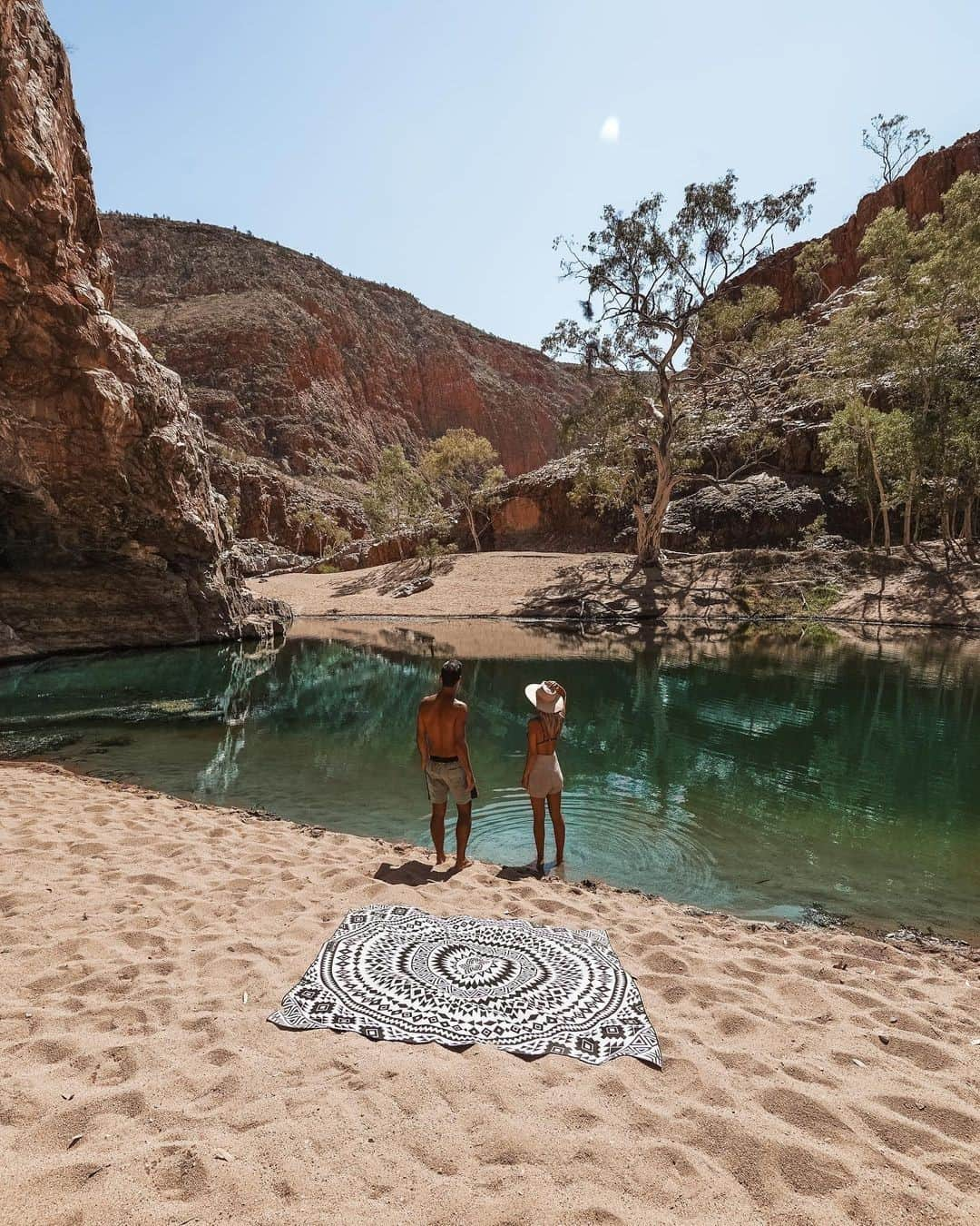 Australiaさんのインスタグラム写真 - (AustraliaInstagram)「Talk about an outback oasis 💦 @suitcasestories.be are living out our summer dreams, chasing waterholes in the West MacDonnell Ranges in @visitcentralaus. Located just an hour from #AliceSprings in @ntaustralia, you’ll find a series of near-permanent waterholes dotted along the ranges – like this local favourite, #OrmistonGorge. After a refreshing swim here, explore the area on the #OrmistonPoundWalk, or even pitch a tent in one of the designated camping spots ⛺ #seeaustralia #NTaustralia #RedCentreNT #HolidayHereThisYear」1月30日 19時00分 - australia