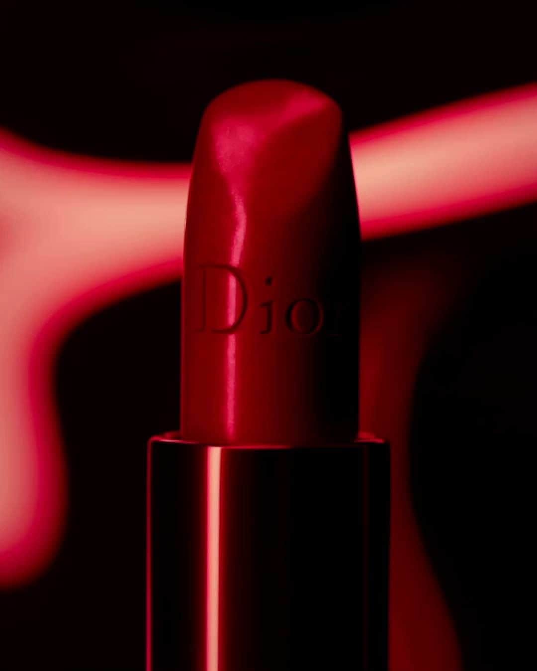 Dior Makeupのインスタグラム：「Rouge Dior in its metallic finish infused with hydrating red peony will subtly make your lips pop thanks to its soft pearly shimmer. Try it now! • ROUGE DIOR METALLIC 999 • #diormakeup #rougedior #wewearrouge」