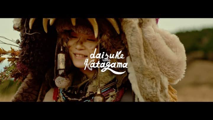 ダイスケのインスタグラム：「いよいよフルアルバム来週発売。 daisuke katayama 「THE MIDNIGHT BONFIRES」🔥  今日は収録曲のFOREIGN LANDのMVをちょっとだけチラ見せ！  ⛺️🌲⛰  #旅 #旅行 #camp #キャンプ #冒険 #アウトドア #登山  #outdoor #アウトドアファッション  #焚き火」