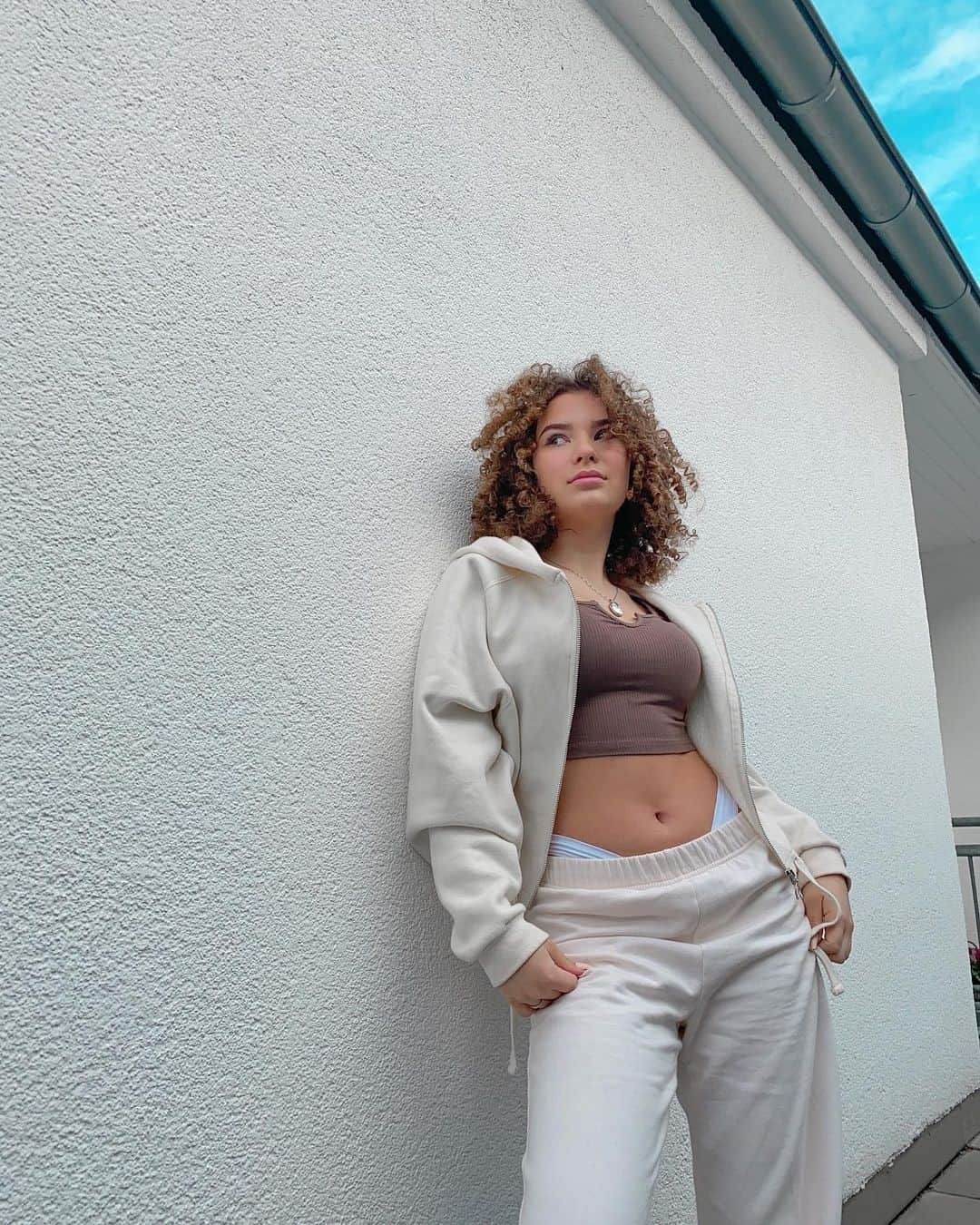 のインスタグラム：「Neutral shades, ftw 🔥 Babe @jwrn.jersey wearing our ⁠ ⁠ Beige Joggers⁠ 🔎: SPACOPITCH6-BGE050⁠ ID: 470411⁠ ⁠ Beige Oversize Hoodie🔎⁠: SSWCOHUNNY-BGE018⁠ ID: 383216⁠ ⁠ #TALLYWEiJL #joggers #loungewear #cozy」