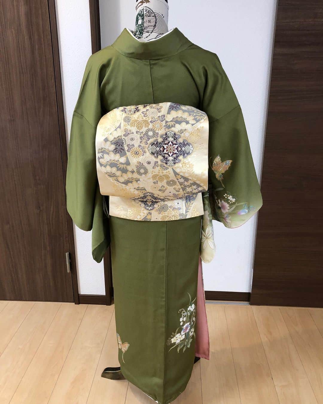 おーせさんのインスタグラム写真 - (おーせInstagram)「蝶の着物♡  だいすきです♪  自分で着ようとしたら、後ろの手の使い方がわからなくなりwww  マネキンで再挑戦。  なかなかむずいな。  #着物#kimono#kimonostyle #kimonofashion #着物初心者#もりおーせの着物シリーズ」1月30日 19時10分 - oosedon