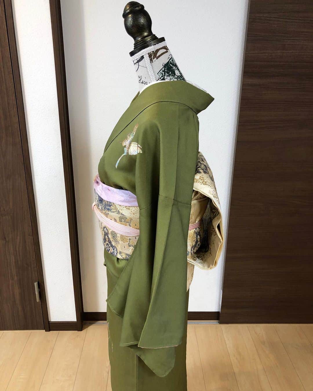 おーせさんのインスタグラム写真 - (おーせInstagram)「蝶の着物♡  だいすきです♪  自分で着ようとしたら、後ろの手の使い方がわからなくなりwww  マネキンで再挑戦。  なかなかむずいな。  #着物#kimono#kimonostyle #kimonofashion #着物初心者#もりおーせの着物シリーズ」1月30日 19時10分 - oosedon