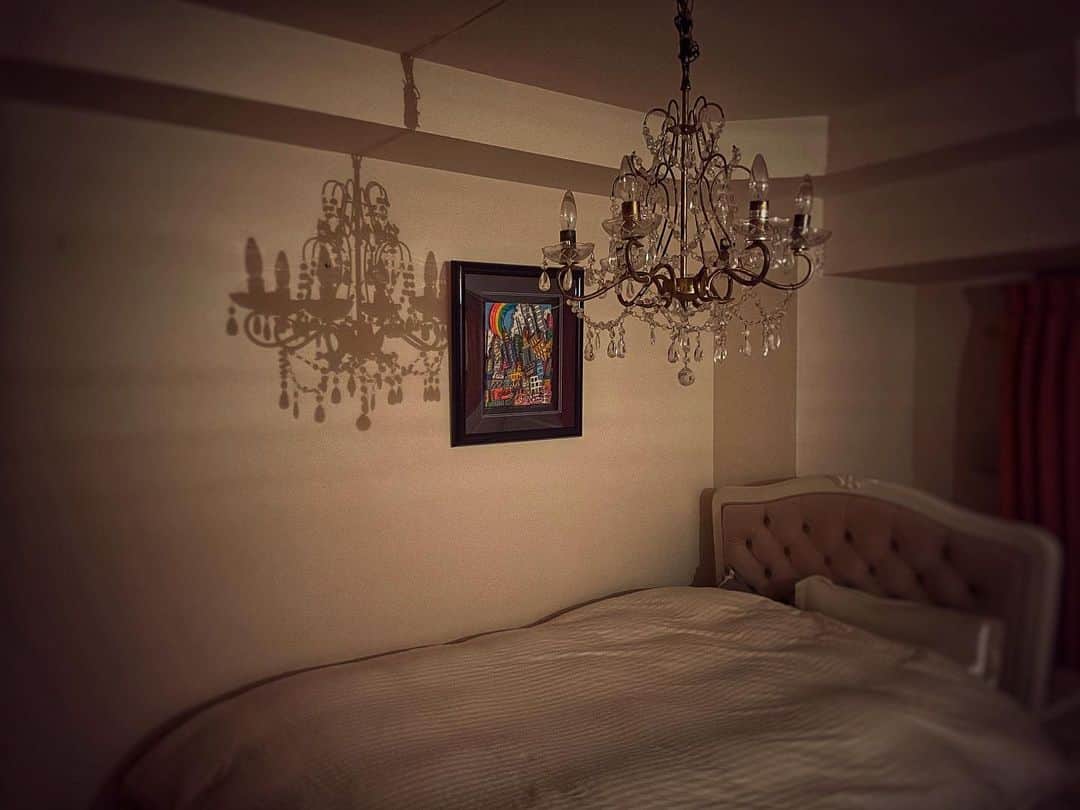 藤井美加子さんのインスタグラム写真 - (藤井美加子Instagram)「☆ 今日見つけた影。 ここは私のリラックスやリセットする空間  おうち時間が多くなるとインテリアも工夫したいよね。新しいお部屋は照明を楽しもうと思います。みなさんは？どんなライトを使っているの？  #おうち時間#照明#インテリア照明#間接照明#シャンデリア#暮らし#灯り#寝室#home#interior#myroom#light#shandelier#shadow」1月30日 19時05分 - mikako_miki