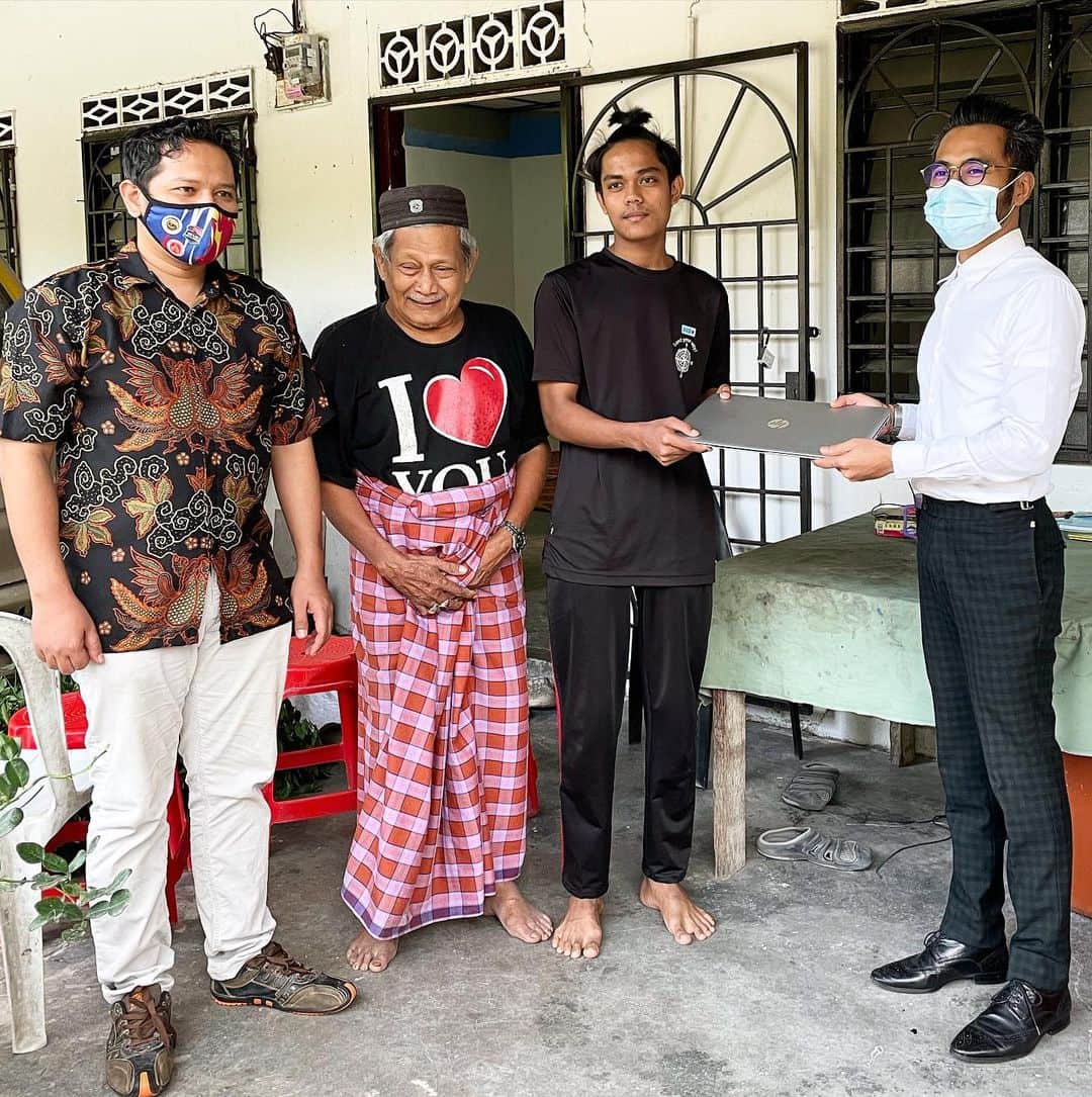 Wak Doyokのインスタグラム：「Alhamdullilah kongsi rezeki. Memberi sumbangan sebuah laptop untuk pelajar SPM yang kurang mampu. Insyallah dengan laptop ini dapat belajar online dengan mudah. 🤲🏻 #TakPanaske #AkuYangPakaikoYangPanas #KodahKenapa #WdCigar #MegWak #WakDoyok #LegasiWakDoyok #WDLifeStyle #WakDoyokFC #BeardedGentlemen #Sedagher #MensWear #Fashion #MensFashionReview #StreetFashion #Dapper #Ootd #Style #MensFashionPost #TheMenClub #MenWithClass #Details #Sartorialist #Pittiuomo #Class #British #Usa」