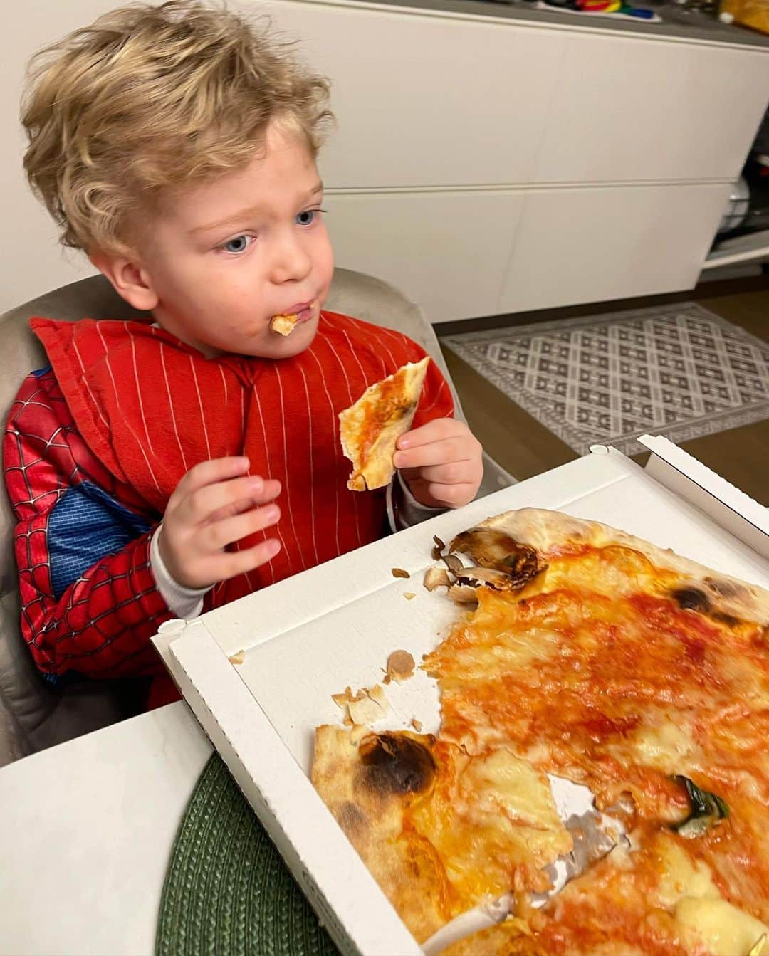 キアラ・フェラーニさんのインスタグラム写真 - (キアラ・フェラーニInstagram)「My pizza lover 👶🏼💖🍕」1月30日 19時06分 - chiaraferragni