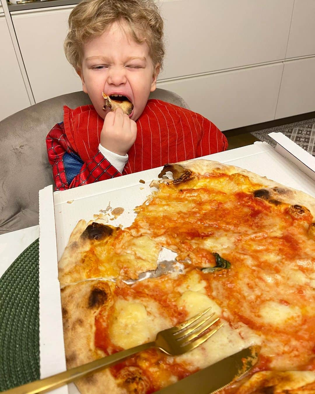 キアラ・フェラーニさんのインスタグラム写真 - (キアラ・フェラーニInstagram)「My pizza lover 👶🏼💖🍕」1月30日 19時06分 - chiaraferragni