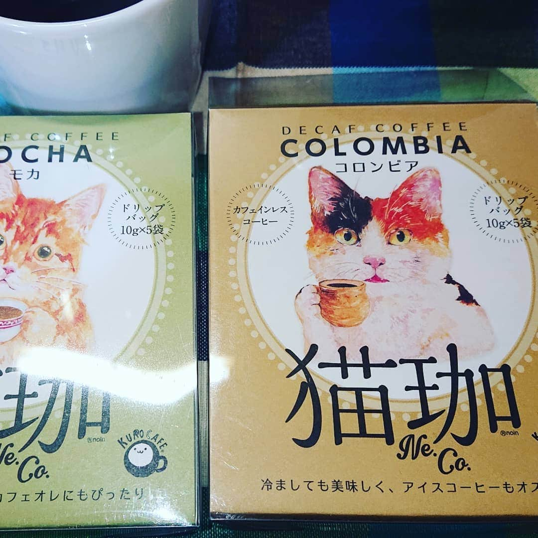 石原祐美子のインスタグラム：「ノンカフェインなのに、ちゃんとおいしいドリップコーヒーみっけ☕😊 ・ ・ かわいいネコちゃんのパッケージが目を引く #猫珈  コーヒー好きの妊婦さんや授乳中の方にもおすすめです✨😸 ・ ・ イオンモール京都桂川店の久世福商店にある 岡山県の商品を集めた棚で手にとったのですが、 実は気づかず買って帰ってよく見たらノンカフェインだったという😆 んで、え？あれ？でも普通においしいやん！となった次第です😋 ・ ・ 別の棚に、私の故郷、岡山県新見市の千屋牛を使った #和牛カレー と #和牛丼 も発見！！ これ、実家帰ったら必ず買ってきて、常にストックしてるぐらい好き😋 ・ ・ 全国のおいしいものがたくさんの #久世福商店 近々オンエアの #京街Diary 📺で他にもいろいろ紹介してますのでぜひ見てね💕 ・ ・ #久世福商店 #イオンモール京都桂川 #岡山県 #ノンカフェインコーヒー #ノンカフェイン #猫珈 #ドリップコーヒー #コーヒー #猫珈シリーズ 売上の一部はどうぶつ基金に寄付されるそうです😸」