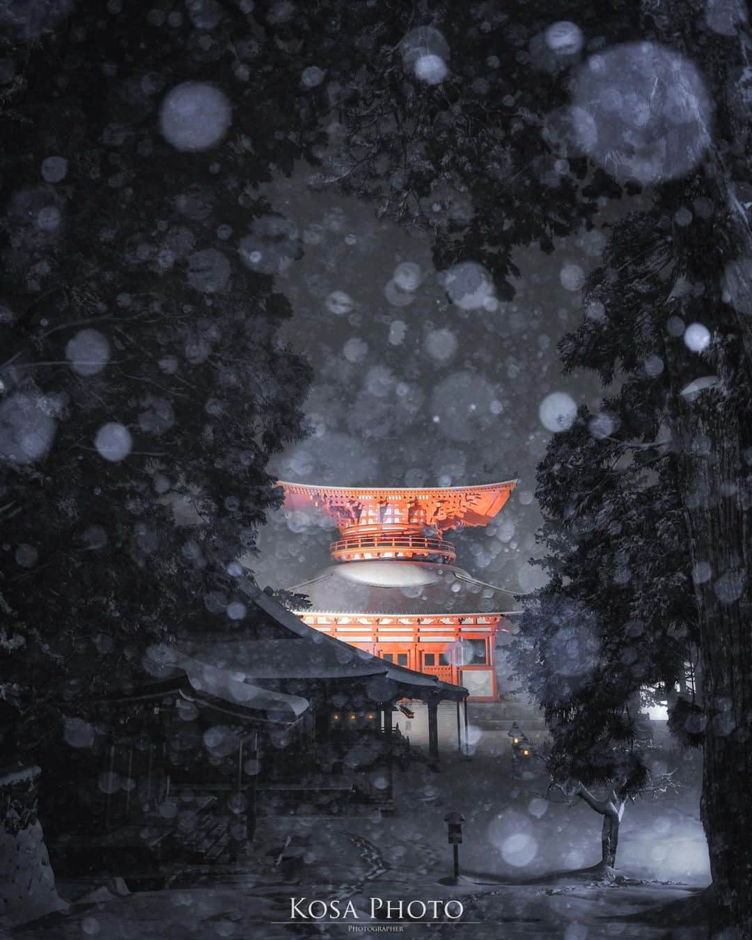 コサさんのインスタグラム写真 - (コサInstagram)「Koyasan in winter 個人的に好きな構図の雪バージョン❄️ 夢中で撮影しているとカメラが雪で真っ白に‼️ この程度じゃ壊れないのは流石ニコンだと思う👍 . Location:和歌山 Wakayama / Japan🇯🇵 Date:2021年12月 . #高野山 #根本大塔 #tokyocameraclub #team_jp_ #photo_jpn #bestjapanpics #Lovers_Nippon #YourShotPhotographer #Impressive_gallery #light_nikon #sorakataphoto  #LBJ_Legend #広がり同盟メンバー #nipponpic_member #special_spot_legend #s_shot #japan_of_insta #bestphoto_japan #Rox_Captures #1x_japan #IGersJP #japan_night_view_member #nightshooters #jgrv_member #ap_japan_ #colore_de_saison #japan_bestpic_ #retrip_nippon #rakutentravel #lovers_amazing_group」1月30日 19時12分 - kosa_photo