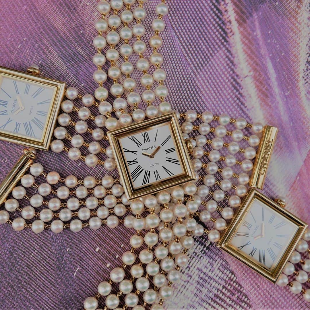 Vintage Brand Boutique AMOREさんのインスタグラム写真 - (Vintage Brand Boutique AMOREInstagram)「Chanel Mademoiselle Premiere watches with real Pearls✨🐚  DM us to Order🛒  ✈️Free Shipping Worldwide 📩DM for more info and pricing  ➡️info@amorevintagetokyo.com   #VintageChanel #ChanelLogo #chanel #AmoreTokyo」1月30日 19時12分 - amore_tokyo