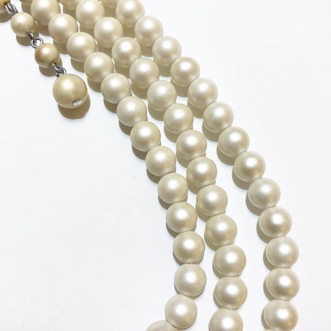 NUTTY Vintage&Collectibleのインスタグラム：「💎RECOMMEND VINTAGE💎  ☑︎vtg mat faux pearl beads necklace  マットなパールビーズが上品な三連ネックレス。 カジュアルな装いに加えるのがおすすめです💎  Formal Fair 2021期間中、 ヴィンテージジュエリーが全て10%OFF！  🛒VINTAGE ONLINE STOREにてお買い求めいただけます🛒  ---------------------------------------------------- 💐Formal Fair 2021💐1/18(mon)~ ☑︎ヴィンテージジュエリーALL10%OFF  🚌送料無料🚌1/15(fri)~ ☑︎VINTAGE ONLINE STORE ¥10000以上 ☑︎SELECT BOUTIQUE ONLINE STORE ¥5000以上 お買い上げで全国一律送料無料！ （※ONLINE STORE/その他通販全て対象） ----------------------------------------------------」