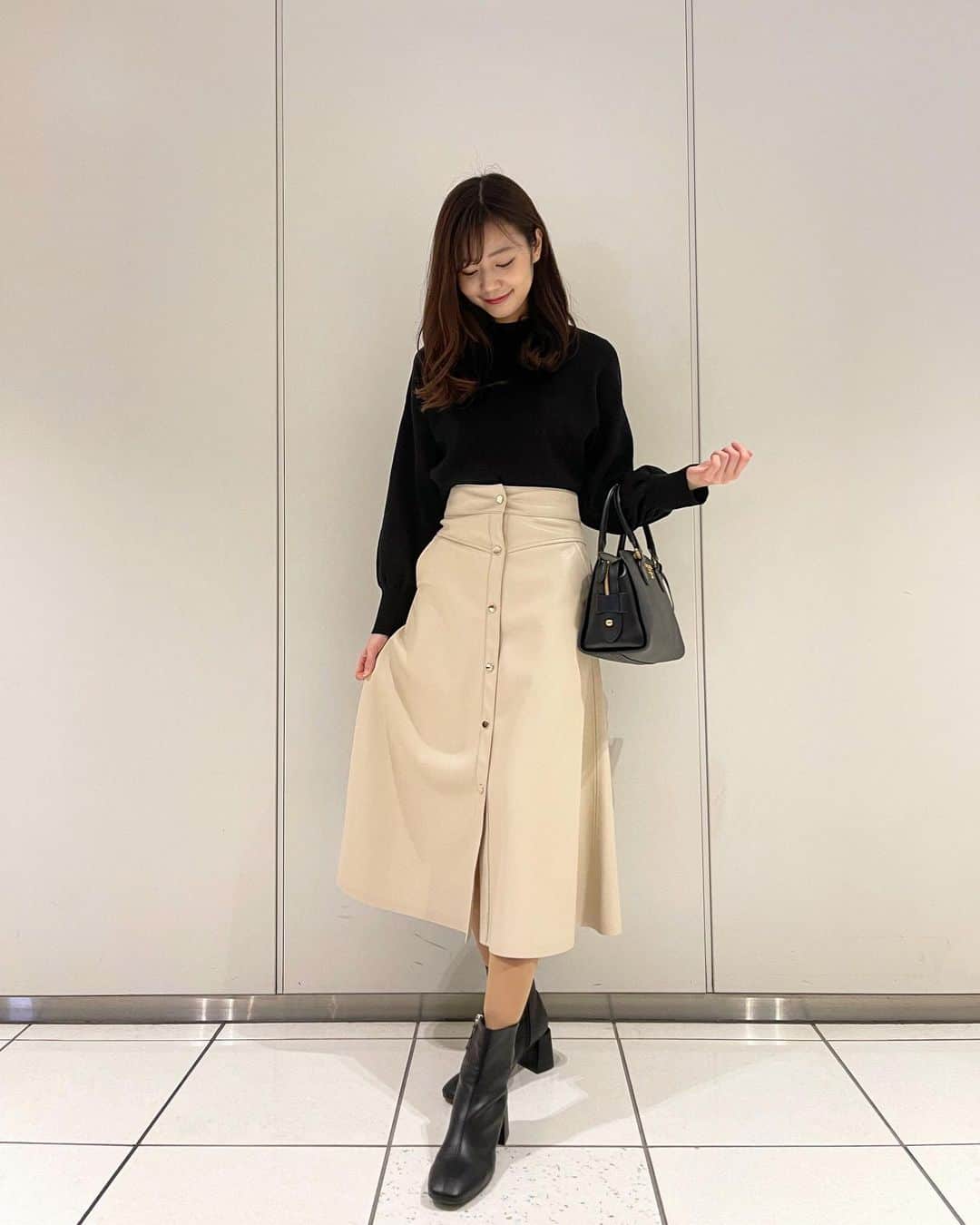 杉浦みずきさんのインスタグラム写真 - (杉浦みずきInstagram)「. ZARAでみつけたホワイトレザースカートが可愛い❤︎ ・ ・ #私服 #しふく #ootd」1月30日 19時14分 - mizuki_sugiura
