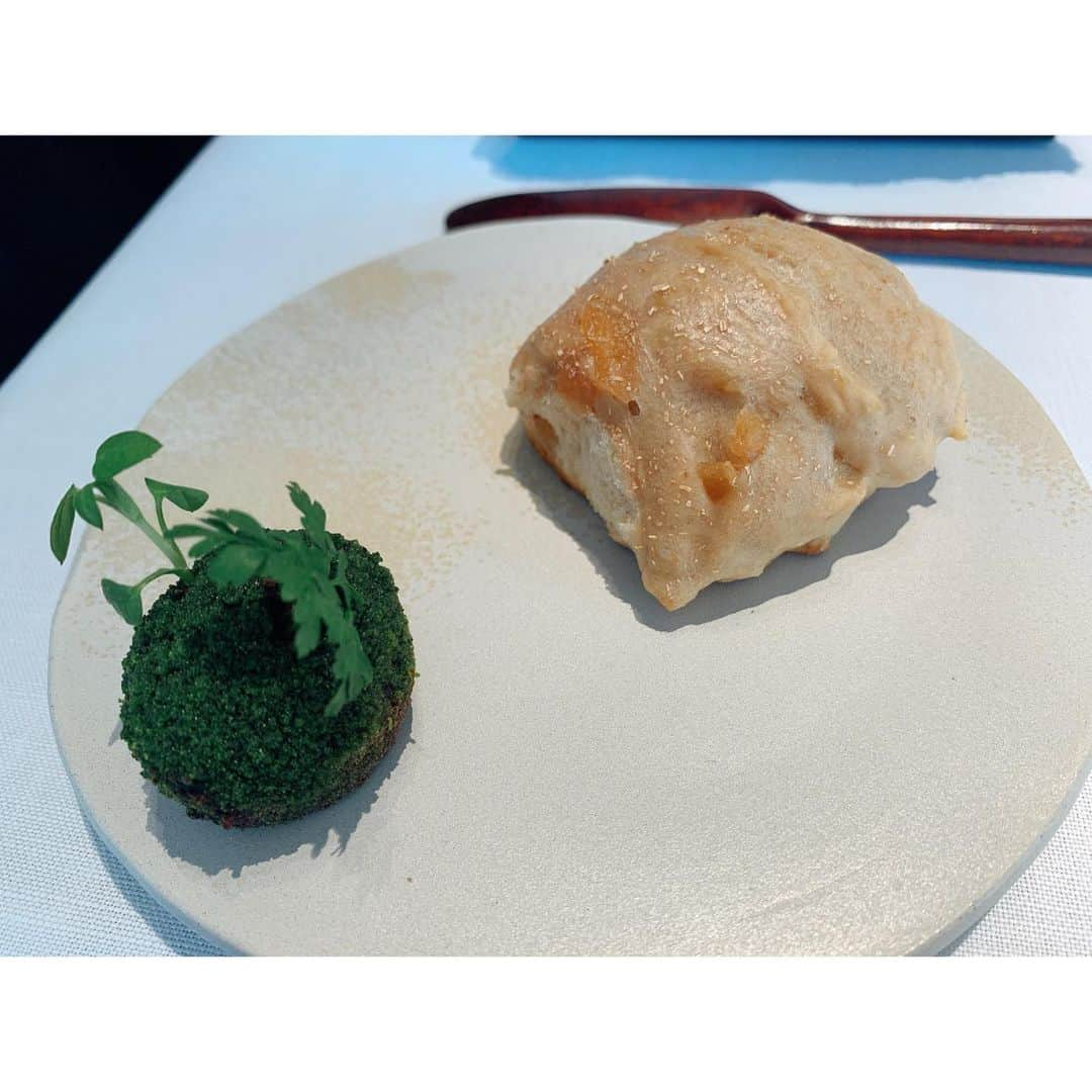 上野瑚子さんのインスタグラム写真 - (上野瑚子Instagram)「念願の家族ナリサワランチ♡ 見てびっくり、食べてびっくり...！  目の前で石窯でパンを焼いてくれたり面白かったし、驚くほどおいしかった..！ . . . #ナリサワ　#narisawa #青山 #フレンチ #ランチ #グルメ #イノベーティブ #イノベーティブフレンチ」1月30日 19時27分 - koko08_xx