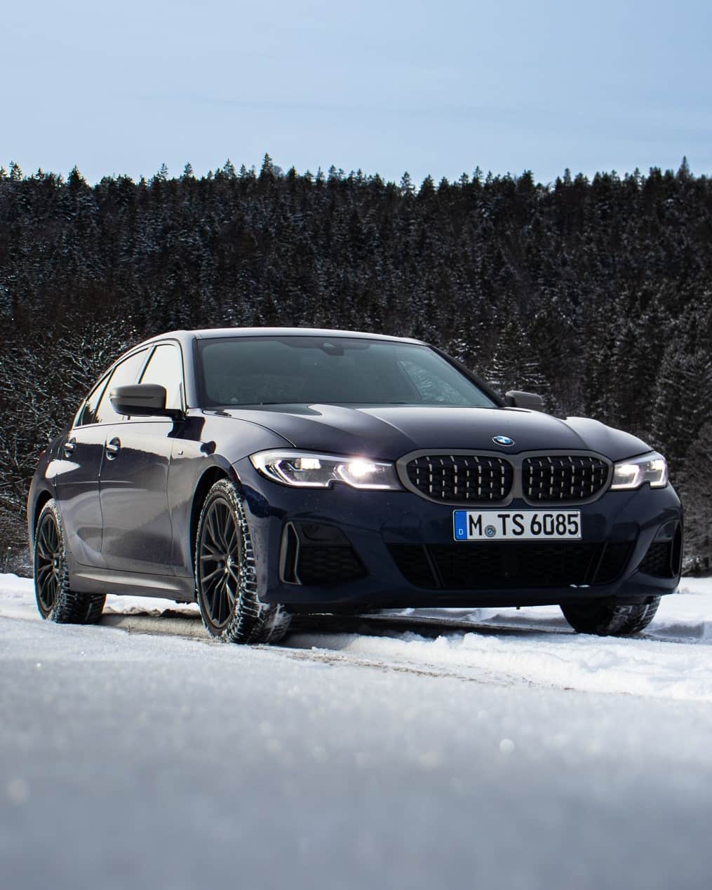 BMWのインスタグラム：「A quick selfie before hitting the road again. The BMW 3 Series Sedan. #THE3 #BMW #3Series #BMWrepost @dani_hn_ @bimmerworldbrothers  __ BMW M340i xDrive Sedan: Fuel consumption weighted combined in l/100km: 7.0–6.6 (NEDC); 8.2–7.5 (WLTP), CO2 emissions weighted combined in g/km: 161–152 (NEDC); 188–172 (WLTP). Further information: www.bmw.com/disclaimer.   374 hp, 275 kW, 500 Nm, Acceleration (0-100 km/h): 4.4 s, Top speed (limited): 250 km/h.」