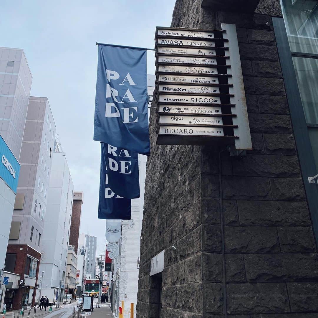 rats1316のインスタグラム：「・ 先日、気になっていたフェイシャルハイフをついに受けてきました👩🏻  私が受けたのは、パルコの裏のパレードビル7階にあるスタイルラックさん @styleluck420 です🧚🏻  swipe2枚目以降、ビフォーアフター載せました。 なんとなく痛いイメージを持っていたハイフだったけど私は全く痛くなかったです🙆🏻‍♀️(個人差あると思います)  スタッフの皆さんもとても親切で感じが良かったです👏🏼(ここ重要よね)  施術後のメイク直しコーナーや、コテも充実してました◎  1回でもこれくらい私はしゅってなりましたよ😲 一度やってみたいって思ってる人沢山いると思うんですよね🤔 ホットペッパーに初回かなりお安いクーポンが出てるのですが、私の投稿を見たと言ってもらえると更にそこから30%オフになります😲 すっごくお得にハイフを受けられるので気になる方は是非😌 ・ ・ ・ #スタイルラック #ラクシュミー #札幌エステ #pr」