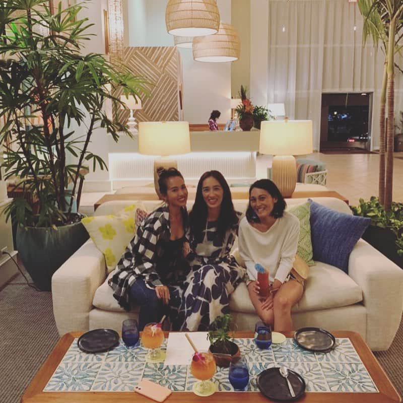 Mieのインスタグラム：「良く自分を大事にすることや自分を見つめなおしたり、自分と向き合うって言うけど、自分を大事にするって具体的にどうゆう事？て今日はそんな事を考えてた1日でした💙  日々慌ただしく忙しく、自分のために自分の事を労る時間さえないかもしれない。だけど、ふと立ち止まって、私は私自身になにをしたら喜ぶのかな？って。  わたしにとっての自分を大事にする事は、 ①自分のために栄養のあるご飯をつくる ①-2きちんとお皿に盛り付けて食べる ②水回りにカビでてきたら、とことん磨く ③なんでも話せて思いっきり笑える人と電話する、会えるなら会って話す ④しっかり寝る ⑤ヘアメイクをする ⑥家にいても可愛いお洋服に着替える ⑦お茶やラテを煎れる ⑧カピカピになった足に保湿剤を塗る ⑨本を読む  と、まだまだあるけどこんなところです💙 なかなか忙しいと出来なくて見落としがちなんだけど、ね！ みんなのも教えてね🧡 今日は久々にいとこたちと③が実行できた🙏」