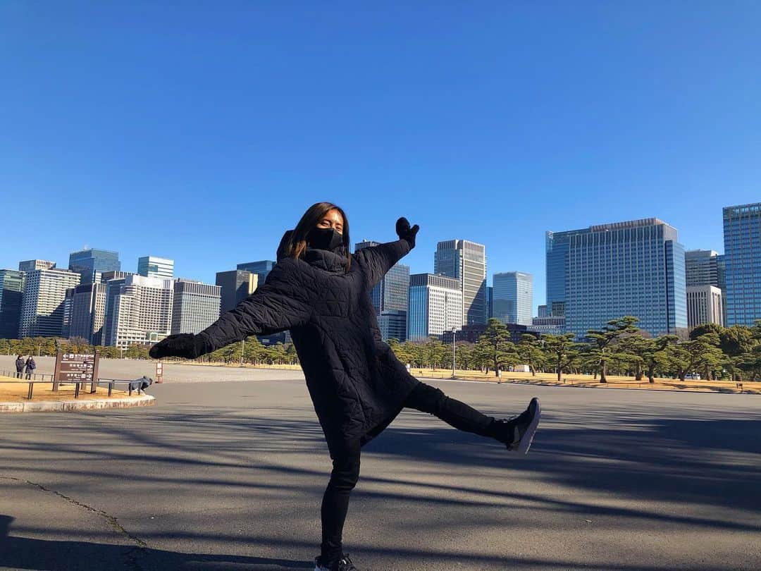 佐野千晃のインスタグラム：「めちゃくちゃ良い天気〜🌞﻿ ﻿ やっぱり青空が好き☁️﻿ ﻿ 太陽が好き🌞﻿ ﻿ 良い天気だと無駄にお外に出たくなるのはあたしだけではないはず。笑﻿ ﻿ #run #running #marathon #フルマラソン #マラソン #マラソン女子 #人生自由自在 #走る女子 #ファッション #ウェア #楽しく走る #ランニング #ジョギング #青空 #良い天気」