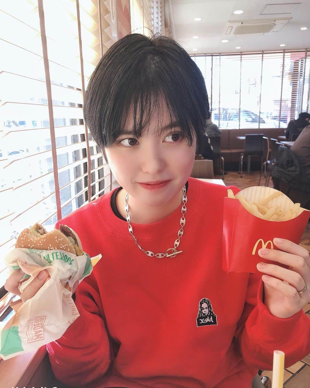みやこLv.18のインスタグラム：「・今日はパパと美容室へ👏🏻✨ 薫くんは少し義父母さんに預かっていただき…😂💧 お昼はマクド🍔🍟 一番好きなバーガーはベーコンレタスバーガーです🍔 ・ 新しいネックレス、お気に入りです。🤩 ボトムスとパンツはx-girl🐣 マスクするしアイメイクだけした😎 ・ #ヘアアレンジ動画 #pr #男の子ママ #ママリ #赤ちゃんのいる暮らし #ヘアカラー #ベビスタグラム #親バカ部 #簡単ヘアアレンジ #ヘアアレンジ #インフルエンサー #プチプラコスメ #サロンモデル  #ショートヘア #メイク #お洒落さんと繋がりたい #ショート #ヘアスタイル #スタイリング  #プチプラコーデ  #ベリーショート #コーデ  #コドモノ #インスタ映え  #팔로우 #맞팔 #선팔 #소통 #スタイリング動画 #モデル」