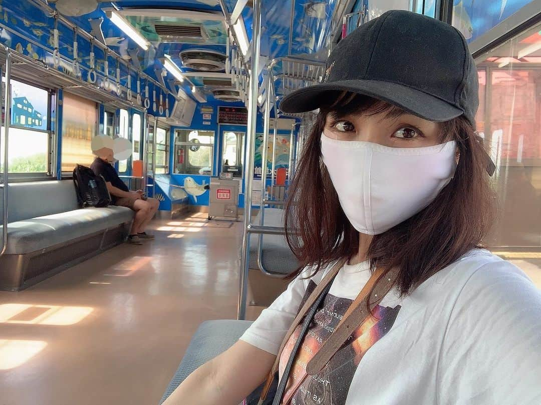 伊藤桃さんのインスタグラム写真 - (伊藤桃Instagram)「【#上毛電鉄 西桐生駅】 水族館電車にのりながらゴトゴトと終点の西桐生駅まで向かいます。 2枚目: 新里駅に留置されているホキ☺️ 3枚目: 赤城駅は東武桐生線との接続駅。 隣にとまっている東武線におおっと沸いてみたり。 4枚目: 遠くに見える山々を眺めつつ····· * 5枚目: 終点の西桐生駅にとーちゃく！ このシンプルさがローカル感あってよきです(●︎´▽︎`●︎) 6枚目: 自転車をおして改札に向かう人がいるのも#サイクルトレイン ならでは😇 * 7.8.9枚目: とにかくレトロかつカラフルで可愛らしい西桐生駅。 #昭和レトロ な昭和3年生まれのモダンな洋風建築なのです。 もちろん#木造駅舎 ！ レンタサイクルは何と無料だそう！ 機織りの街として有名だった桐生の街。 この桐生と生糸の街として有名だった前橋を繋ぐために出来たのがこの上毛電鉄だそう。 ここで紡がれた織物を、東京方面へ輸送する目的もありました。 だから、糸や織物を煤煙から守るために電車にしたんだそうです。 街歩きをしてそんな空気を感じるのも楽しそう☺️ * 10枚目: マンサード屋根が実にレトロです✨ ✂ーーーーーーーーーーーーーーーーーーーーーーーーーーーーーー✂ 第一目的があったため、私はここでおりかえし！ このあとは上毛電鉄といえば·····のスポットへ。さてどこしょう❤つづく😘 #上毛電気鉄道 #乗り鉄子 #車窓からの景色 #駅舎めぐり」1月30日 19時36分 - itomomo_tetsu