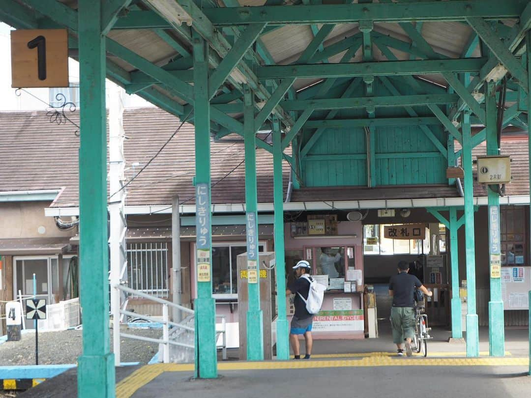 伊藤桃さんのインスタグラム写真 - (伊藤桃Instagram)「【#上毛電鉄 西桐生駅】 水族館電車にのりながらゴトゴトと終点の西桐生駅まで向かいます。 2枚目: 新里駅に留置されているホキ☺️ 3枚目: 赤城駅は東武桐生線との接続駅。 隣にとまっている東武線におおっと沸いてみたり。 4枚目: 遠くに見える山々を眺めつつ····· * 5枚目: 終点の西桐生駅にとーちゃく！ このシンプルさがローカル感あってよきです(●︎´▽︎`●︎) 6枚目: 自転車をおして改札に向かう人がいるのも#サイクルトレイン ならでは😇 * 7.8.9枚目: とにかくレトロかつカラフルで可愛らしい西桐生駅。 #昭和レトロ な昭和3年生まれのモダンな洋風建築なのです。 もちろん#木造駅舎 ！ レンタサイクルは何と無料だそう！ 機織りの街として有名だった桐生の街。 この桐生と生糸の街として有名だった前橋を繋ぐために出来たのがこの上毛電鉄だそう。 ここで紡がれた織物を、東京方面へ輸送する目的もありました。 だから、糸や織物を煤煙から守るために電車にしたんだそうです。 街歩きをしてそんな空気を感じるのも楽しそう☺️ * 10枚目: マンサード屋根が実にレトロです✨ ✂ーーーーーーーーーーーーーーーーーーーーーーーーーーーーーー✂ 第一目的があったため、私はここでおりかえし！ このあとは上毛電鉄といえば·····のスポットへ。さてどこしょう❤つづく😘 #上毛電気鉄道 #乗り鉄子 #車窓からの景色 #駅舎めぐり」1月30日 19時36分 - itomomo_tetsu