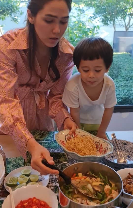 Araya Alberta Hargateのインスタグラム：「🍜🍜🍜」
