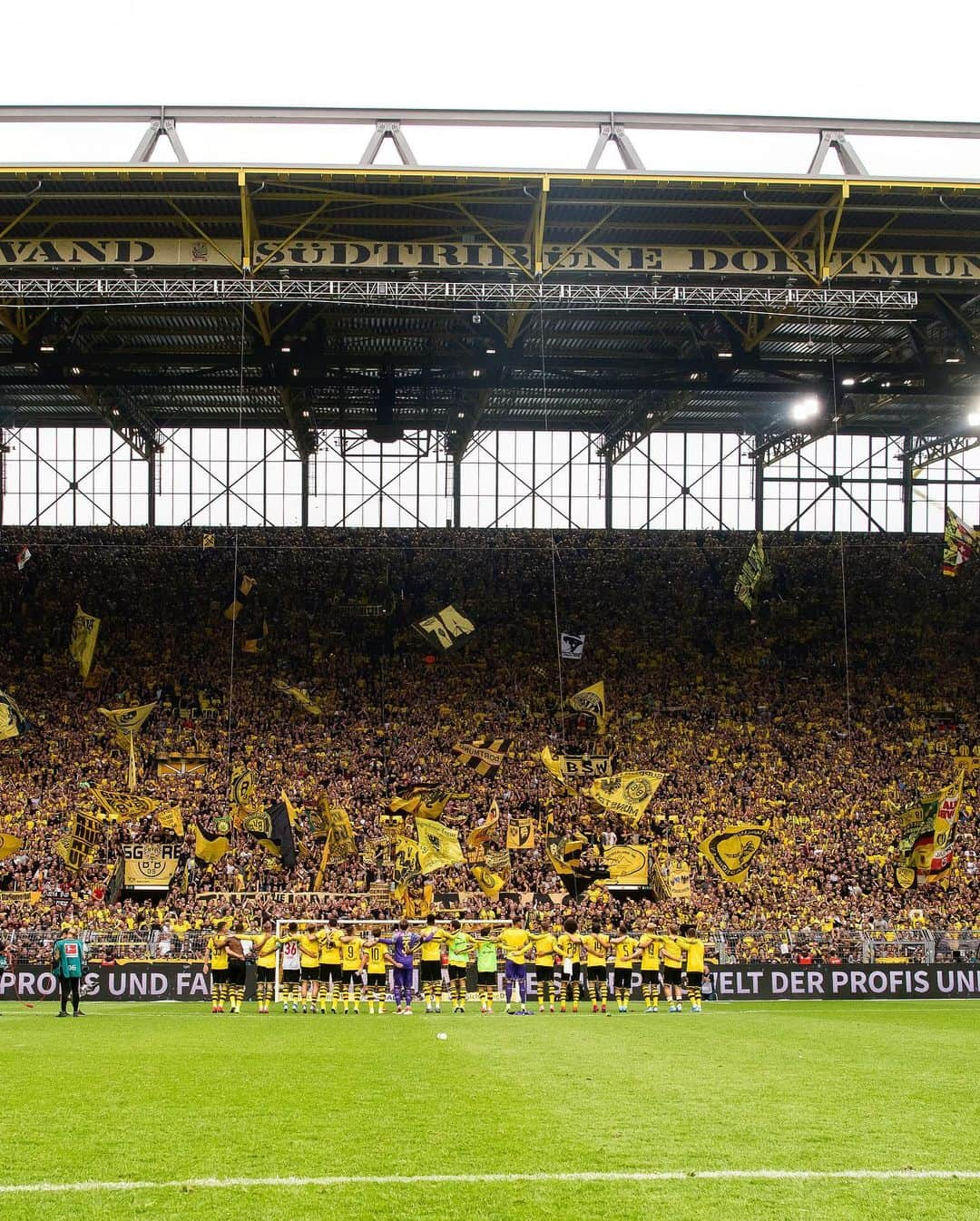 ボルシア・ドルトムントさんのインスタグラム写真 - (ボルシア・ドルトムントInstagram)「👀 Rückblick auf das letzte #BVBFCA-Duell im eigenen Stadion. Wer erinnert sich an das Ergebnis und die Torschützen? ✍️」1月30日 19時31分 - bvb09