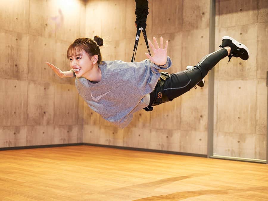 のインスタグラム：「【本日公開】女優・山本舞香さんが体験！ 『Tokyo Beauty Spot』で美をアップデート【フィットネス スタジオ ヴィーライズ編 vol.2】 ★ オランダで人気を博して、昨年アジア圏に初上陸した「バンジースーパーフライ」の東京スタジオ1号店『フィットネス スタジオ ヴィーライズ』がオープン。まるでバンジージャンプのような新感覚のエクササイズを舞香さんが体験してきました❣️ ★ 先週に引き続き、『フィットネス スタジオ ヴィーライズ』にて、「バンジースーパーフライ」の魅力についてレポートします💌 ★ 『すごすぎます！ 初体験でこの技ができる人を見たことがないです！！ 今回の体験ではビギナーズクラスの動きをレクチャーする予定でしたが、まさかアドバンテージのクラスまでいくとは。ご自身の身体の使い方をとても熟知されているのでしょうね』（インストラクター石河健さん）先生を驚かせた舞香さんの運動神経のよさは必見です。 ★ インストラクターも驚愕！ 「バンジースーパーフライ」で魅せた山本舞香さんの身体能力とは！？ >>https://maquia.hpplus.jp/column/yamamotomaika/56910/ ぜひチェックしてみて💕 ★ WEBオリジナル連載 『山本舞香のBeauty Script』大好評🎉 記事の詳細は「マキアオンライン 山本舞香」 で検索👩🏻‍💻🔎 ★ @yamamotomaika_official #山本舞香 #山本舞香のbeautyscript #maquia #maquiaonline #フィットネス #エクササイズ #ボディケア WEB編集KN」