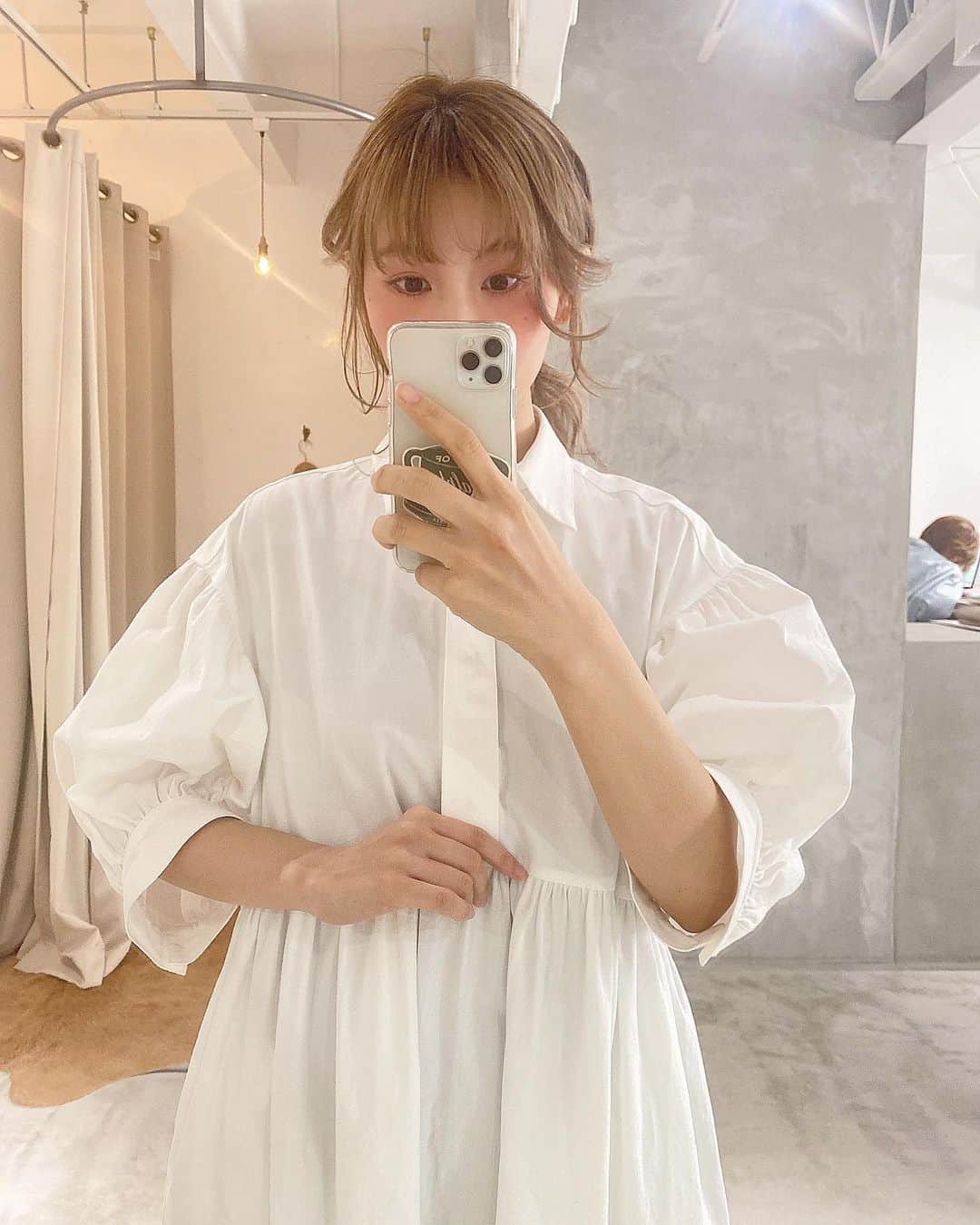松田 美奈子のインスタグラム：「shinzoneFAIR1日目ご来店ありがとうございます👗 このワンピースも欲しい🤤 ハイライトに着画いっぱいアップしてます💕 @minacoro_  @chiakky1105  @merci__jp  . 今年初のshinzone fair 明日1/30sat. 12時-2/1 mon.まで 路面店 web shop同時スタート🌿 特典もご用意してます💕」
