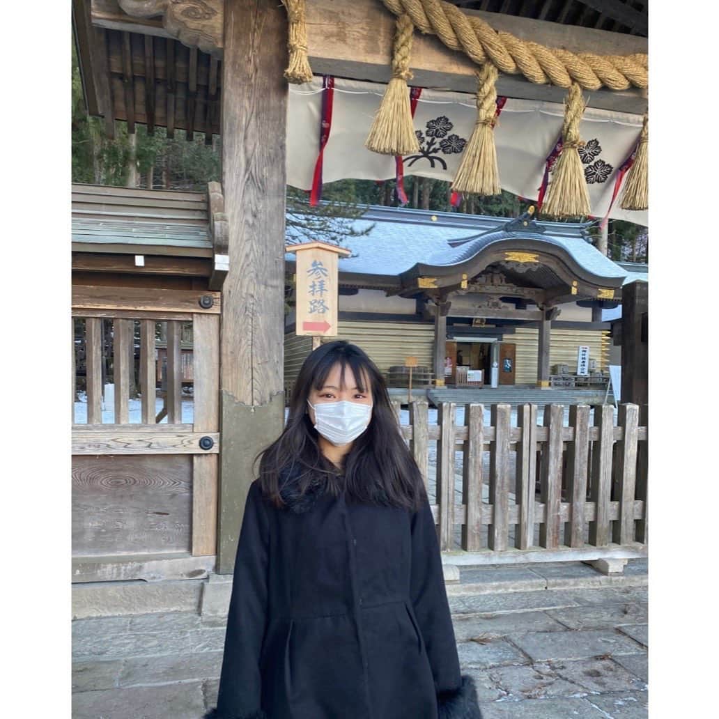 のインスタグラム：「﻿ 今年は本厄ということで、﻿ 厄祓いのお参りに行ってきました！﻿ （強風が吹いていたので髪の毛が暴れています💦）﻿ ﻿ おみくじを引いたら｢吉｣でした！﻿ 大吉では無かったけど、とても素敵な事が﻿ 書いてあったので、嬉しかったです✨﻿ ﻿ 頑張って厄年を乗り切ります！」