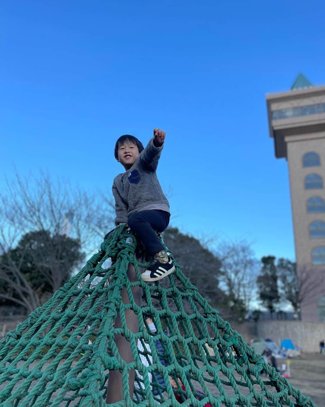 小西ゆりなさんのインスタグラム写真 - (小西ゆりなInstagram)「今週も公園巡りの旅へ🚗 高いところが大好きです👦 #公園巡り #公園 #高いところが好き #4歳 #男の子」1月30日 19時41分 - yurina_konishi