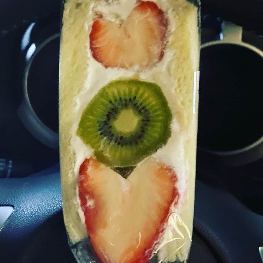 匠ひびきのインスタグラム：「モモちゃんのご飯のパッケージが変わったので、 中身も少し変化があったみたいです。  それで、今日は新しいご飯を買うのと、上級生様の作ったフルーツサンドの写真が美味しそうで😋買ってばかりでしたが、アドバイスをもらい作るために、材料も買いにショッピングモールへ。  コロナでショッピングモールも行ってなかったので、あれも買わなきゃ、これも欲しい〜と へとへと。  バレンタインフェアーにまぎれこんだら、あまおうのいちご🍓がハート♥️ ハート♥️より食べたい😍  直ぐに買って、車のハンドルの所に挟んで写真をパチリ。 他の荷物で、つぶれない様にして持って帰りました。  モモちゃんは、お腹すいたーと泣くのに、新しいご飯も食べてくれない。 前のご飯と半分ずつにしても😱  お腹が空いたら、絶対に食べるでしょう。元気だから。心配は、してません。は、嘘ですが🤯明日も食べなければ、お医者さんに相談しに行ってきます。  フルーツサンド最高😍 いちご🍓の後ろはバナナ🍌そしてキウイ🥝は、半分がそのまま。 生クリームより、フルーツが食べ頃で、とても美味♥️で御座いました。  コロナで休憩がこわくて、歩き続けて、車の中でレモン🍋シェイクを買って飲みながら帰りました。  だけど、家族連れも、若い子達も多かったなぁー。」
