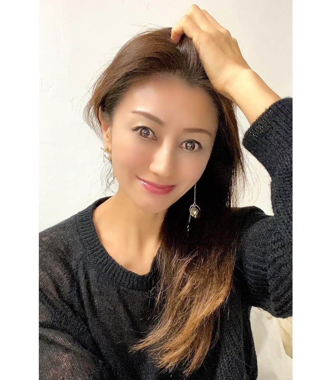 マキさんのインスタグラム写真 - (マキInstagram)「こんばんは🌆  今日は一日空気が冷たかったですね💦 しっかり身体を温めてお休み下さいね☺️  最近使い始めた アウトバストリートメント♥️ 洗い流さないタイプなんで、私の痛みがひどく乾燥している髪の毛をしっとりさせてくれるの⤴️  @meldan.jp   私はフローラルの香りを使ってるんだけど、上品で優しい感じで髪の毛からふんわり香ってきて癒される☺️ ﻿ Meldan（メルダン） ノンシリコン　﻿ アウトバストリートメント　フローラル﻿ ¥ 4,500 （税込）﻿ @meldan.jp  ﻿ 髪の毛にツヤ感、サラサラ感を与え﻿ 寝ぐせや乾燥を防ぐとともに、﻿ １日中しっとりまとまる感じが嬉しい♥️﻿ ﻿ またこのトリートメントは、 頭皮にも使用できるため﻿ 頭皮マッサージとしても使えるから、ヘッドスパしてるみたいだよ☺️ ﻿ ﻿ 夜は軽く、ヘアアレンジするときは﻿ 少し多めに使い分けて﻿使ってます😊 ﻿ 是非、お試ししてみてね♥️ ﻿ ﻿ #Meldan #アウトバストリートメント #洗い流さないヘアトリートメント #ヘアオイルトリートメント #サラサラ髪 #ヘアケアグッズ #pr #ヘアアレンジ #モテ髪 #ウェットヘア #ヘアオイル #濡れ髪 #ヘアケア #ヘアトリートメントオイル #wethair #hairoil #美容師おすすめ #頭皮マッサージ #ヘアケアグッズ #ヘアケア方法 #トリートメントオイル #ヘアケア #ボディオイル #美肌づくりの秘訣 #コスメ好きさんと繋がりたい #美容成分 #アラフィフ#アラフィフ女子#50代女子#美容好きな人と繋がりたい #hairoil」1月30日 19時46分 - maki_s0205