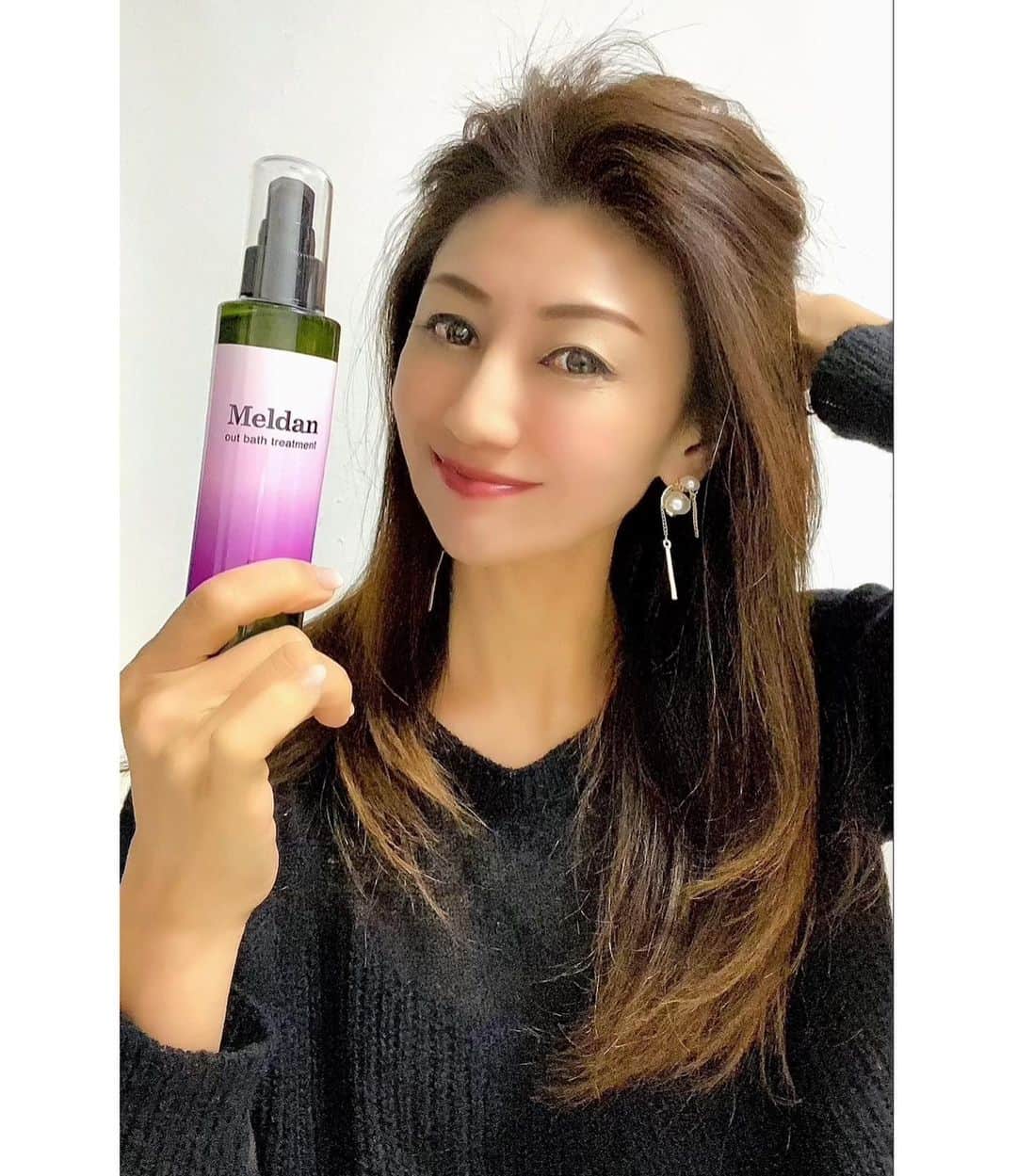 マキさんのインスタグラム写真 - (マキInstagram)「こんばんは🌆  今日は一日空気が冷たかったですね💦 しっかり身体を温めてお休み下さいね☺️  最近使い始めた アウトバストリートメント♥️ 洗い流さないタイプなんで、私の痛みがひどく乾燥している髪の毛をしっとりさせてくれるの⤴️  @meldan.jp   私はフローラルの香りを使ってるんだけど、上品で優しい感じで髪の毛からふんわり香ってきて癒される☺️ ﻿ Meldan（メルダン） ノンシリコン　﻿ アウトバストリートメント　フローラル﻿ ¥ 4,500 （税込）﻿ @meldan.jp  ﻿ 髪の毛にツヤ感、サラサラ感を与え﻿ 寝ぐせや乾燥を防ぐとともに、﻿ １日中しっとりまとまる感じが嬉しい♥️﻿ ﻿ またこのトリートメントは、 頭皮にも使用できるため﻿ 頭皮マッサージとしても使えるから、ヘッドスパしてるみたいだよ☺️ ﻿ ﻿ 夜は軽く、ヘアアレンジするときは﻿ 少し多めに使い分けて﻿使ってます😊 ﻿ 是非、お試ししてみてね♥️ ﻿ ﻿ #Meldan #アウトバストリートメント #洗い流さないヘアトリートメント #ヘアオイルトリートメント #サラサラ髪 #ヘアケアグッズ #pr #ヘアアレンジ #モテ髪 #ウェットヘア #ヘアオイル #濡れ髪 #ヘアケア #ヘアトリートメントオイル #wethair #hairoil #美容師おすすめ #頭皮マッサージ #ヘアケアグッズ #ヘアケア方法 #トリートメントオイル #ヘアケア #ボディオイル #美肌づくりの秘訣 #コスメ好きさんと繋がりたい #美容成分 #アラフィフ#アラフィフ女子#50代女子#美容好きな人と繋がりたい #hairoil」1月30日 19時46分 - maki_s0205