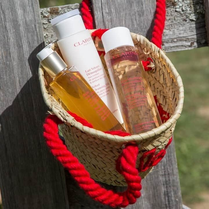 Clarins Italiaさんのインスタグラム写真 - (Clarins ItaliaInstagram)「Il primo gesto di bellezza? La detersione!⁣ .⁣ .⁣ .⁣ .⁣ .⁣ Scopri la nuova linea di trattamenti detergenti #Clarins: efficaci, delicati sulla pelle e concepiti nel rispetto della natura. ⁣ ⁣ Scopri di più: link in bio⁣ ⁣ #SkinCare #Cleansing #Nature ⁣」1月30日 19時47分 - clarinsitalia