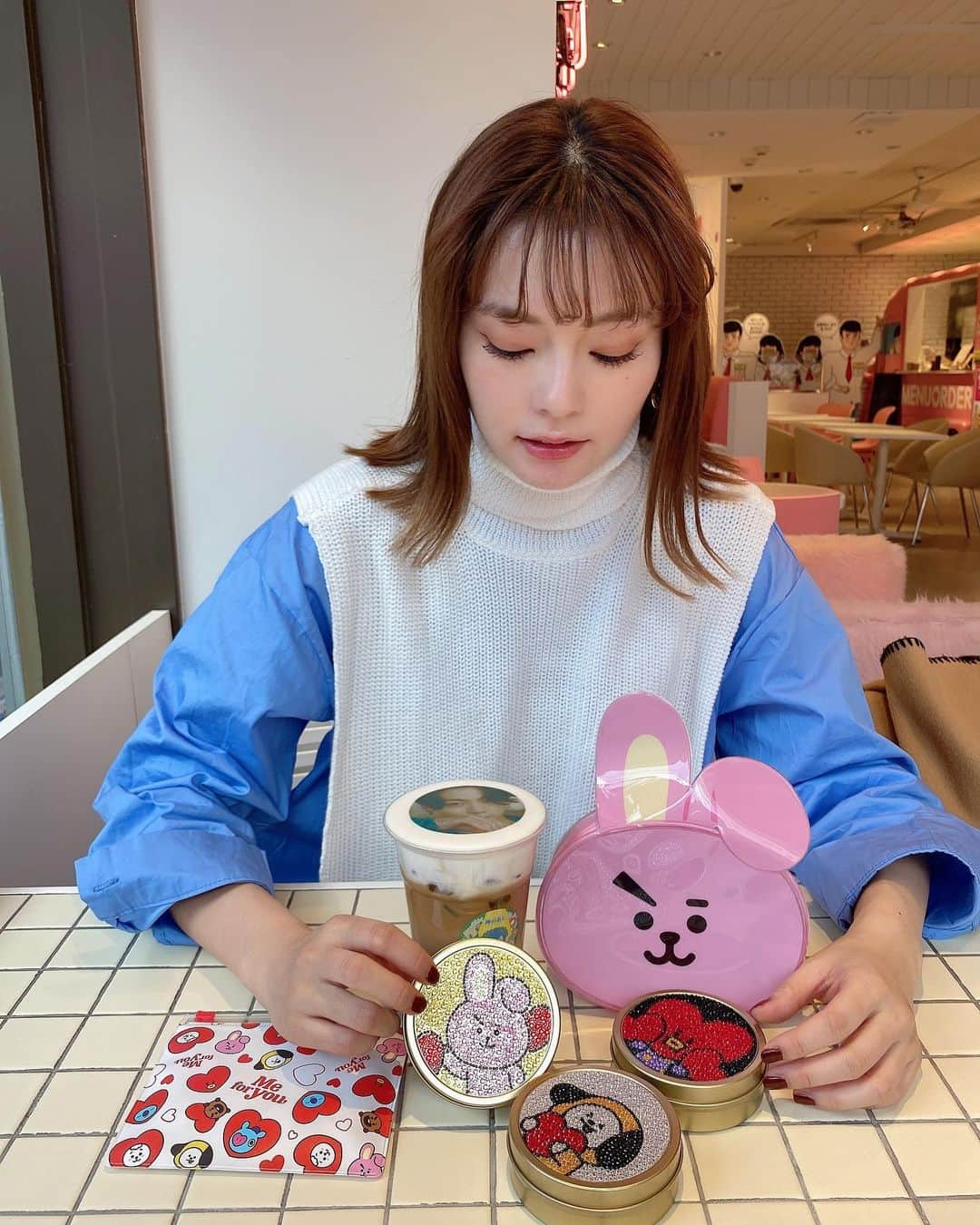 小濱庸子のインスタグラム：「今、イトーヨーカドーで爆売れの#bt21 の限定グッズ🎁 BTS推しにはたまらないだろ！😂❤️ 品薄が相次いでるらしいので、army達！イトーヨーカドーに走ってください🏃‍♀️💨 グクのラテアートを楽しみながらの、BT21を眺める至福の時間、、、😍 幸せである😍❤️ こんな幸せな#pr に感謝😂❤️ #bt21 #bts #限定 #バレンタイン #イトーヨーカドー #爆売れ #走れバンタン #走れ　#鼻血 #ぐく #cooky #推しのいる生活 #推し」