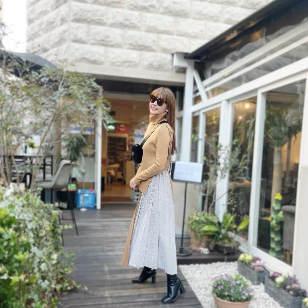 藤川沙弥のインスタグラム：「𓂃𓈒𓏸  opは @romile_official  以前にこちらのネイビーをgetして 本当に良く着てたので新色を🎃🤎  codeを考える時間がない時でも １枚で完成できちゃうし 切り替えの所がゴムだから 着ていて本当に楽チン𓂃♥  #romile #ロミール」