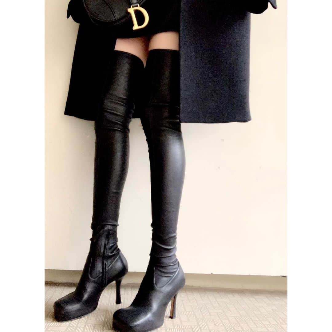 松島花さんのインスタグラム写真 - (松島花Instagram)「: Outfit🐈‍⬛💭 久しぶりにミニスカート🖤 : スニーカーやフラットシューズ ブームが続いて👟昔より撮影で ヒールを履くことが減ったので... 私服ではヒールも履くようにしてます👠 やっぱりシャキッとするし好きだな😘 Coat: Rick Owens Knit&Beret:ZARA Skirt:Saint Laurent Boots: BOTTEGA VENETA Bag:Dior #outfit #ootd #hanaoutfit  #fashion #花私服 #私服」1月30日 19時52分 - hana_matsushima_official