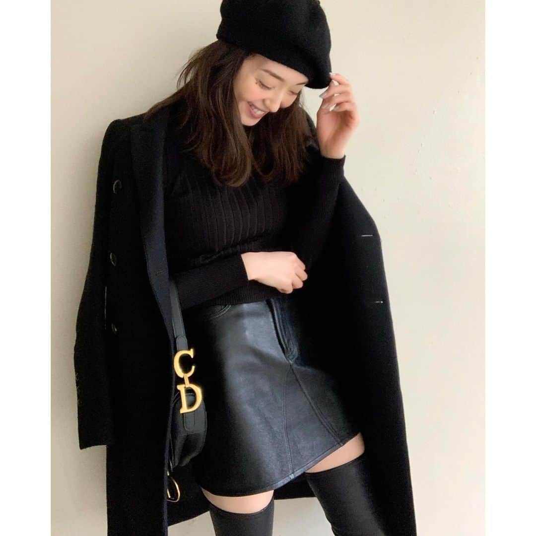 松島花さんのインスタグラム写真 - (松島花Instagram)「: Outfit🐈‍⬛💭 久しぶりにミニスカート🖤 : スニーカーやフラットシューズ ブームが続いて👟昔より撮影で ヒールを履くことが減ったので... 私服ではヒールも履くようにしてます👠 やっぱりシャキッとするし好きだな😘 Coat: Rick Owens Knit&Beret:ZARA Skirt:Saint Laurent Boots: BOTTEGA VENETA Bag:Dior #outfit #ootd #hanaoutfit  #fashion #花私服 #私服」1月30日 19時52分 - hana_matsushima_official