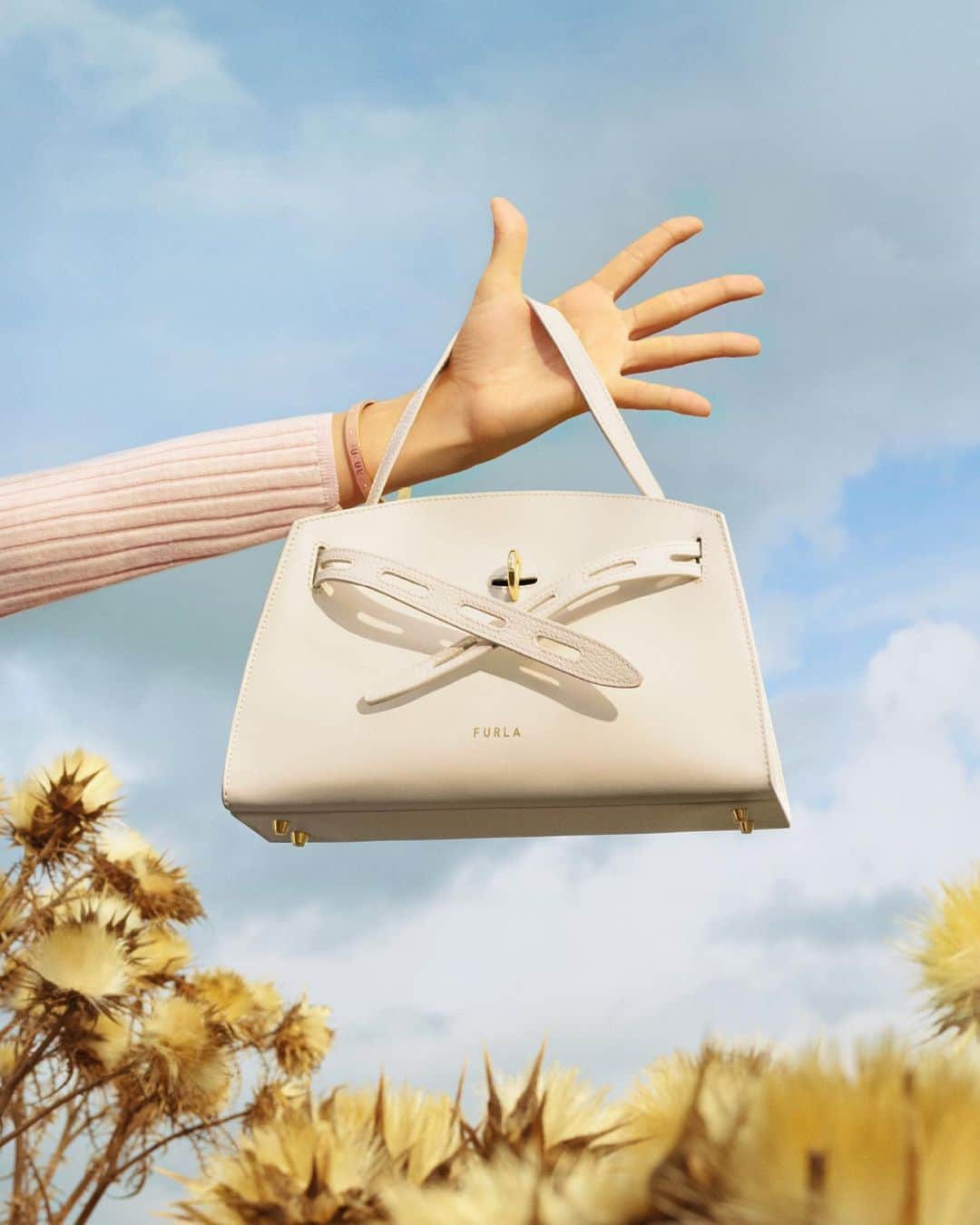フルラのインスタグラム：「Hold your Furla Margherita and create a blend of beauty and dreams. See all shapes via link in bio.  #thefurlasociety #furlafeeling #funfurla #newcollection #furla #accessories #fashion」
