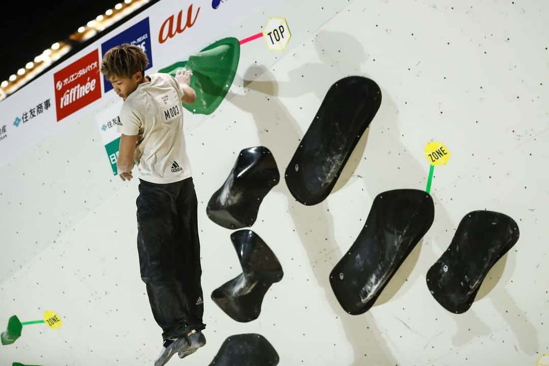 緒方良行さんのインスタグラム写真 - (緒方良行Instagram)「I tied with @dohikei for 2nd place in the Bouldering Japan cup qualifying today! I’ll put my all into semis tomorrow morning for making my very first japan cup finals😤😤🔥  第16回ボルダリングジャパンカップ、今年は無事に予選2位タイで通過することができました！ これまでジャパンカップとはあまり相性がよろしくなく、実は未だに決勝へ進んだことがありません。はい、いい加減にします。期待してくださっている方々をこれ以上待たせるわけにはいきません。明日、まずは決勝へ進めるよう、準決勝気張っていきたいと思います😤😤🔥  📸 @tallers_photopress  @adidasterrex @adidastokyo  @fiveten_official  @frictionlabs  @organicclimbing  @wataaah_climbing  @bpump_ogikubo」1月30日 20時02分 - ogata.yoshiyuki