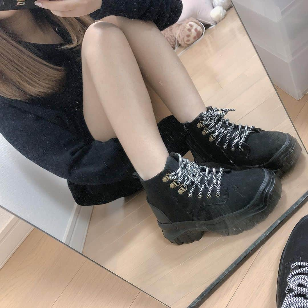 郷杏樹さんのインスタグラム写真 - (郷杏樹Instagram)「. GUの靴👟 履く予定ないのに買った...。 靴紐変えたい！ 軽くて歩きやすいです！ . . #GU #購入品 #スニーカー #靴 #プチプラ #パーカー #code #ootd」1月30日 19時54分 - mini_size0