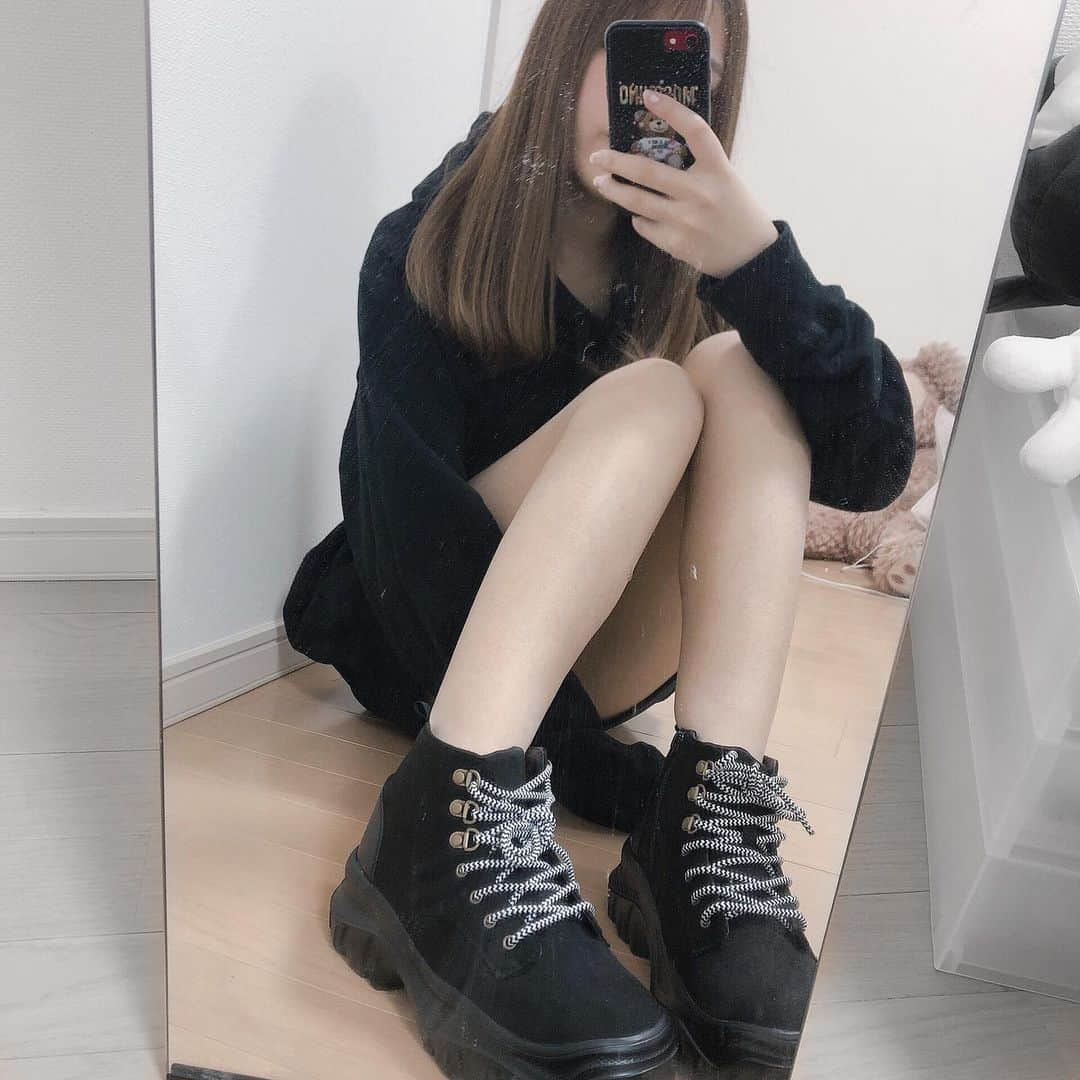 郷杏樹のインスタグラム：「. GUの靴👟 履く予定ないのに買った...。 靴紐変えたい！ 軽くて歩きやすいです！ . . #GU #購入品 #スニーカー #靴 #プチプラ #パーカー #code #ootd」