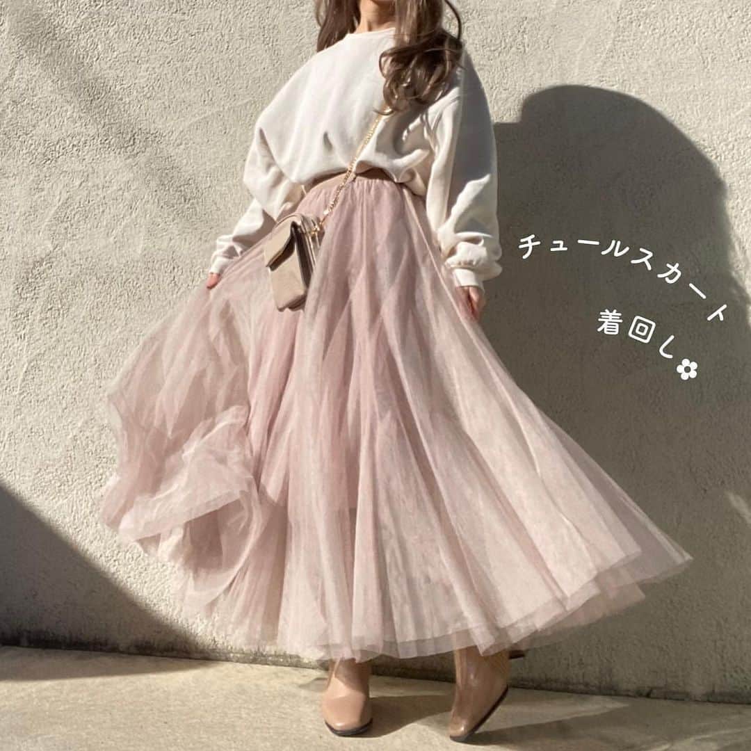 のインスタグラム：「⌇チュールスカート着回し☁️🩰👼🏻﻿ ﻿ 1コーデ目から﻿ 冬→春になるようなイメージで考えてみました💭🌸.*﻿ ﻿ ﻿ 思いっきりフェミニンなのも﻿ あえてスニーカーで外すコーデも好き٩꒰ ๑′◡͐`꒱♡﻿ ﻿ 是非参考にしてみて下さい🍦﻿ ﻿   Special thanks ❤︎﻿ @moe___u  ㅤㅤㅤㅤㅤ ﻿ —————————————————— ㅤ﻿ ﻿ お気に入りの写真に @press.inc ﻿ タグ🏷して投稿してください♡﻿ あなたのアカウントをご紹介致します! ㅤ﻿ ㅤ﻿ —————————————————— ﻿  ﻿ @grl_official  #grl #グレイル　#グレイル購入品 #チュールスカート　#チュールスカートコーデ #スカートコーデ #デートコーデ　#フェミニンコーデ #淡色コーデ #淡色女子 #ワントーンコーデ #消えそうな色コーデ #ベージュコーデ #ブラウンコーデ #ニットコーデ #スウェットコーデ #ゆるコーデ #春コーデ #春先取りコーデ  #春先取り　#プチプラコーデ #低身長コーデ #155cmコーデ」