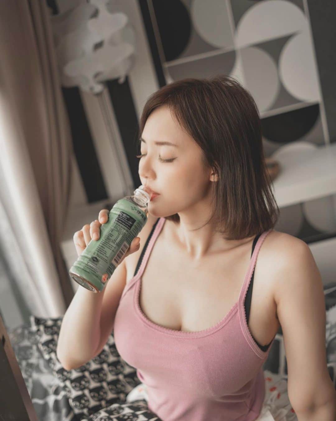 YingTzeさんのインスタグラム写真 - (YingTzeInstagram)「Drink more water ! 💦  _ I spent this month treating my lower back pain problems. If you see my IG stories daily you would know 😂 Healthy is really important so please take good care of yourself ! _ Last two days to pledge for My Patreon before the rewards are gone. Set B “ Stay At Home with Me “ has 40 photos in total 😆 💌 www.patreon.com/yingtze p/s : also check out my new Patreon Goal ! _ 📸 @kenn_tee  #blessed #girlwithshorthair」1月30日 19時56分 - yingtze